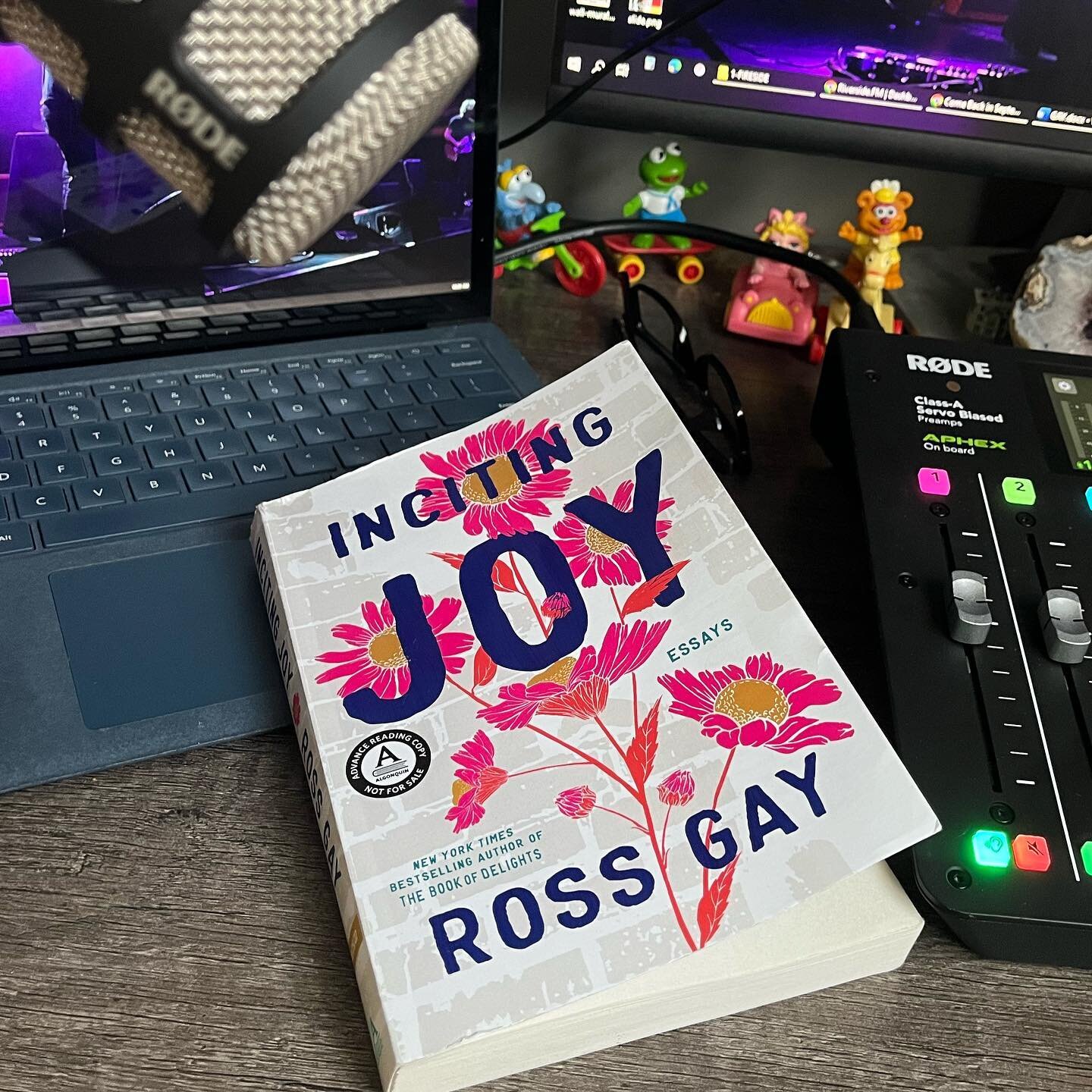 We talk about parents growing old, gardening, basketball, poetry, writing workshops, ADHD, hanging out, piano lessons, education, and more. Ross Gay is blessedly digressive. Check out the season finale of Fireside with Blair Hodges. 🔥🙌