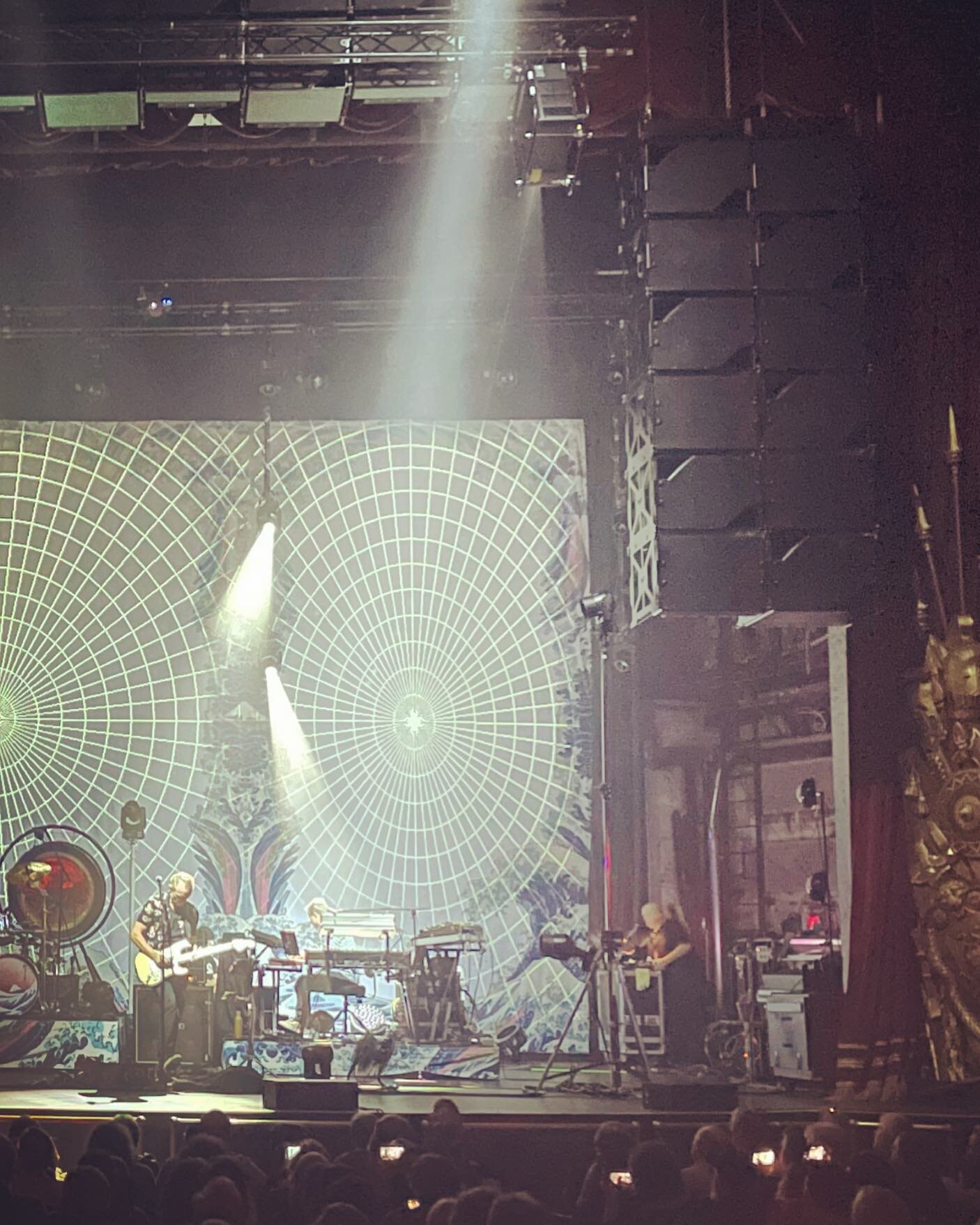 Last night we had an opportunity to mix on the new and rather revolutionary Holoplot PA system, installed in The Beacon theatre, New York. We had a great sounding show but barely scratched the surface of what this product has been designed to accompl