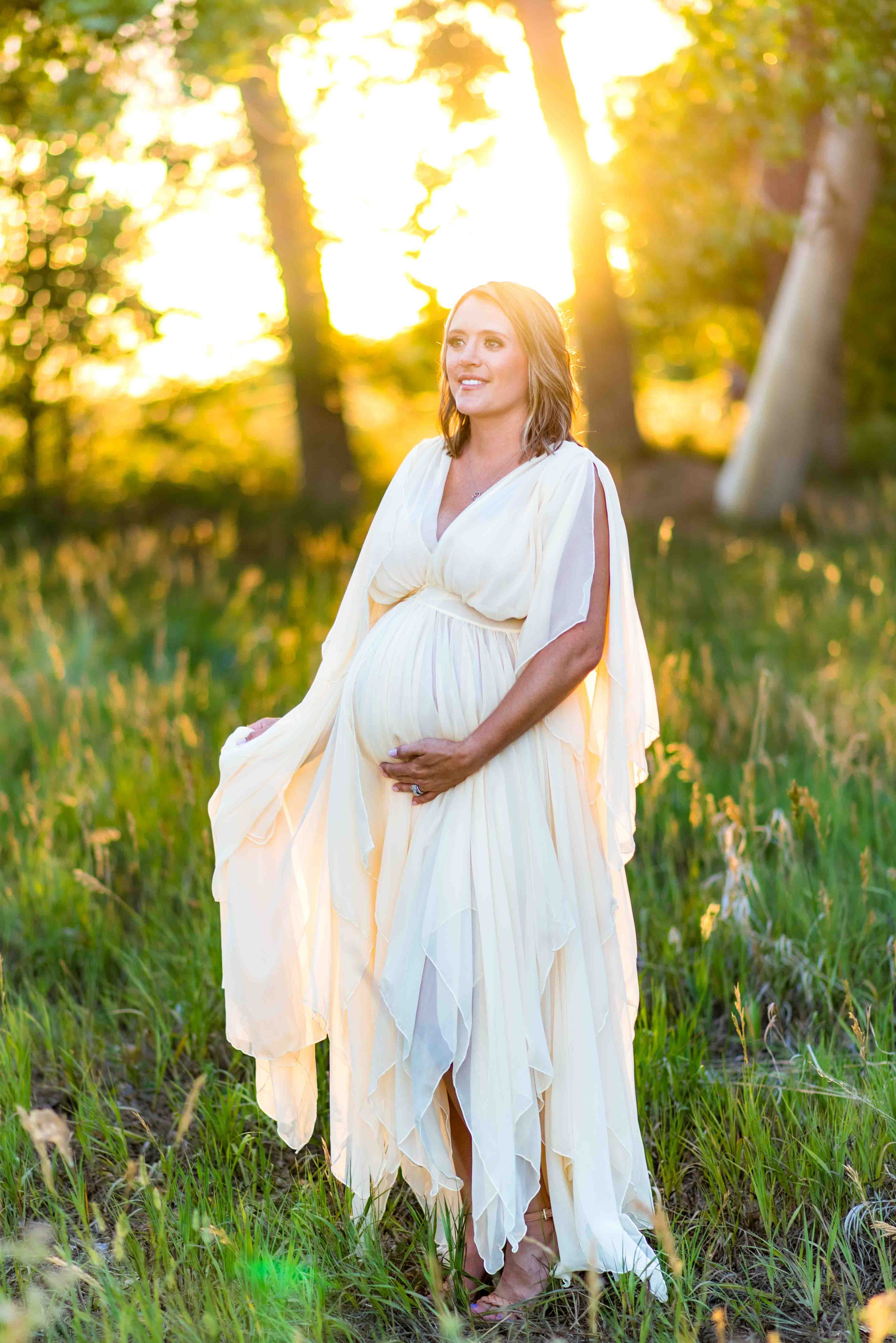 How Can I Look Amazing for My Maternity Photos? The Photographer's