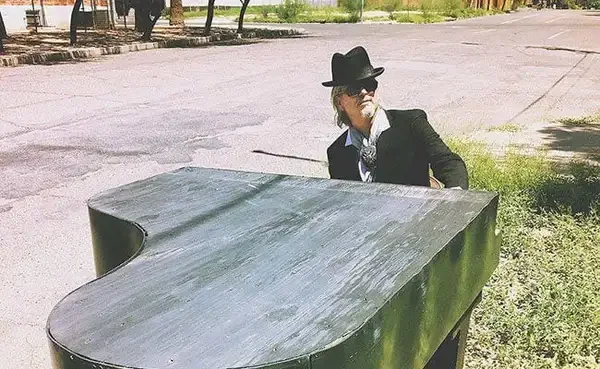 Howe Gelb and the Benedictine Players 