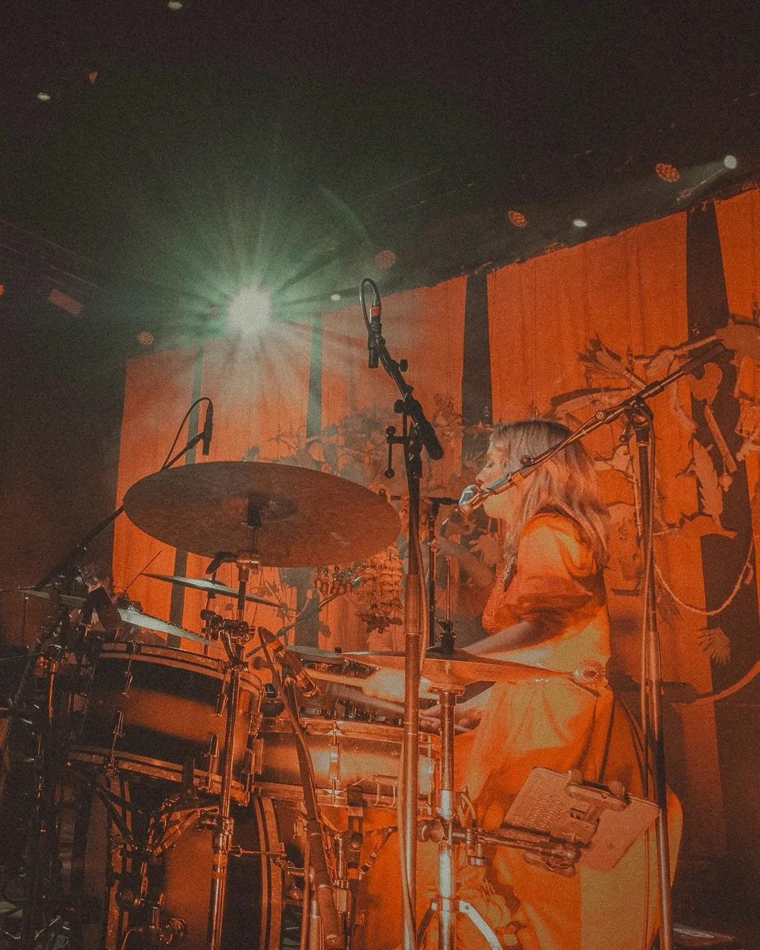 Onstage or off, it&rsquo;s all about the lighting design 🏮🏮🏮
Only five more shows left on the @ironandwinetour Hen&rsquo;s Teeth spring tour! Brooklyn tomorrow, then DC, Norfolk, Saxapahaw &amp; Carborro! 
First pic by @xbyjemx