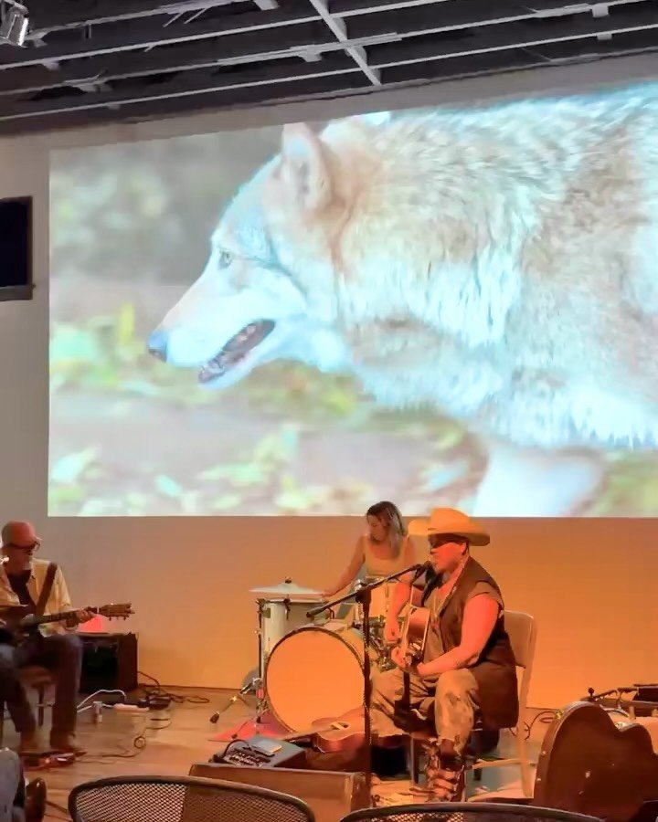 Back home where I belong &hellip; warming the chair of @winwat61 who so generously invited me to sit in last night in the final song of the evening &hellip; @howegelb &lsquo;s &ldquo;All Done In&rdquo; as covered by @david_huckfelt here and once upon