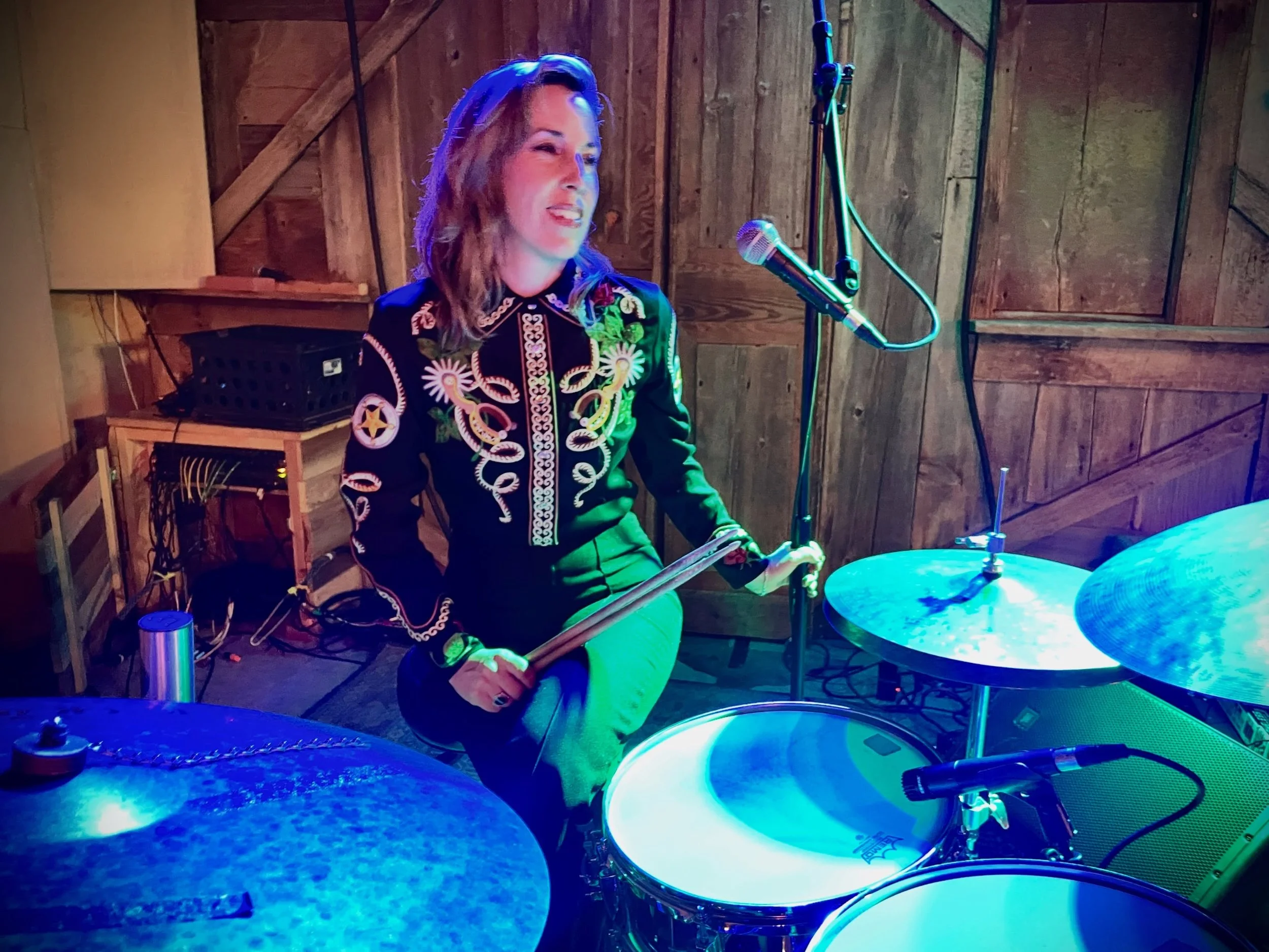 @hbarcofficial on the job w/ Desert Companion Tour ~ 
1. Tumbleroot, Santa Fe w my rescued drum kit Santa Verde 💚
2. Sitting in singing behind @billhearnemusic w @maxgomezmusic &ldquo;New Mexico Rain&rdquo;
3. The Desert Companions performing &ldquo