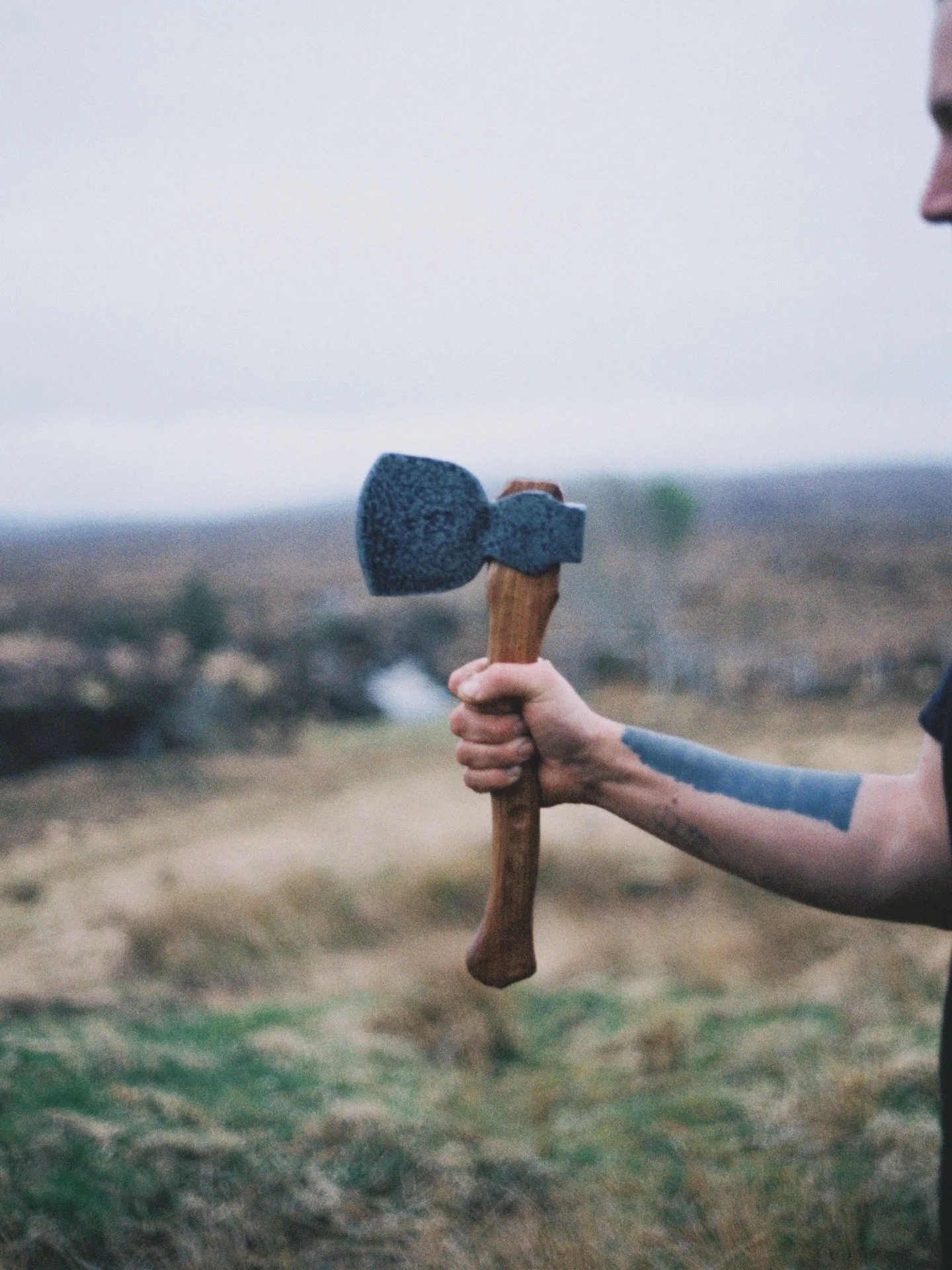 A brand new cherry handle and a clean up for this old axe head, by @stevenmackuspaints.
.
.
#35mm #kodakgold #shootfilm #gulabiphoto
