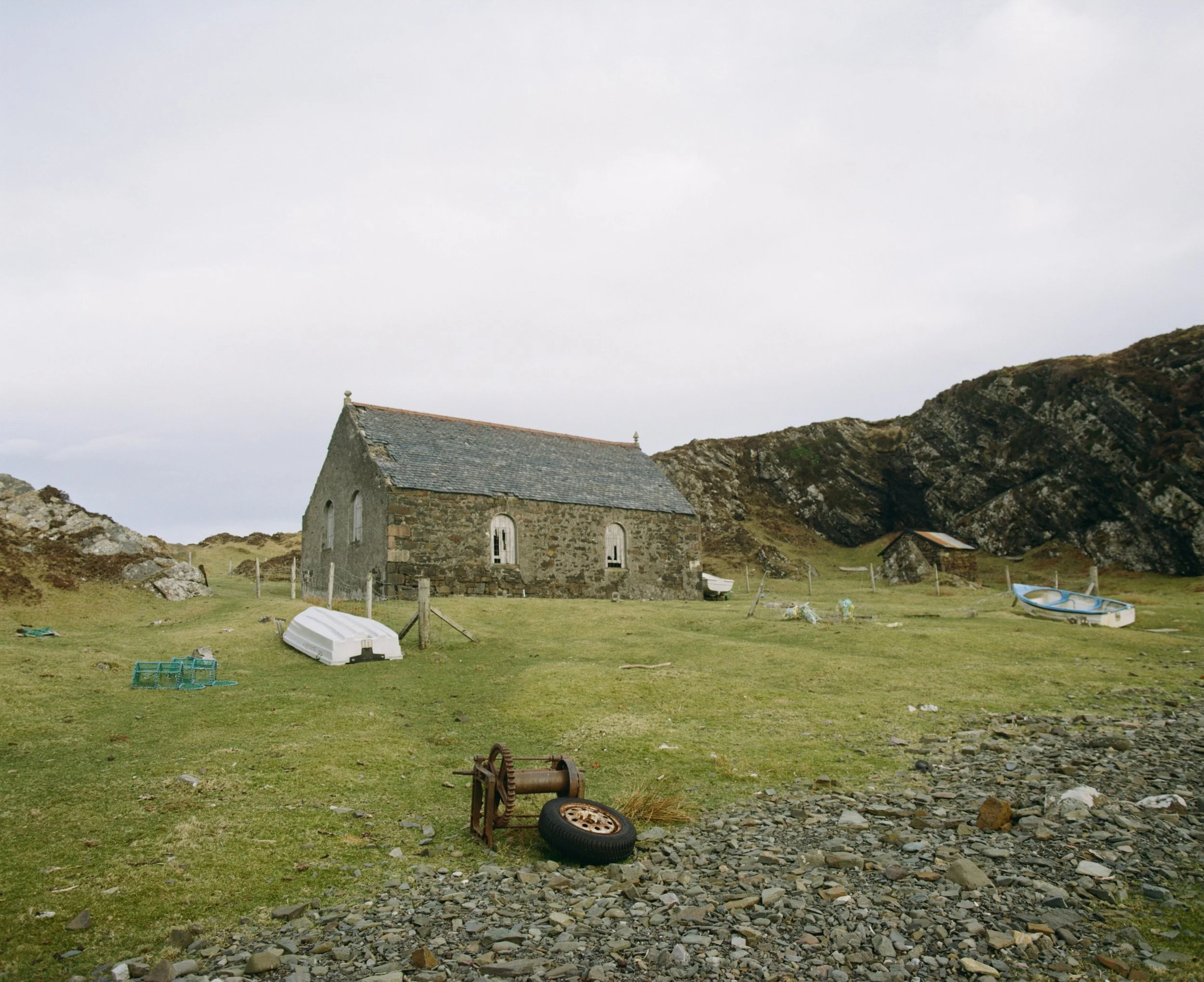 An old church ruin and its outbuildings (still in use), tucked away in a quiet bit of coast, somewhere on the Isle of Skye.
#shootfilm #120 #kodakgold #isleofskye #abandoned