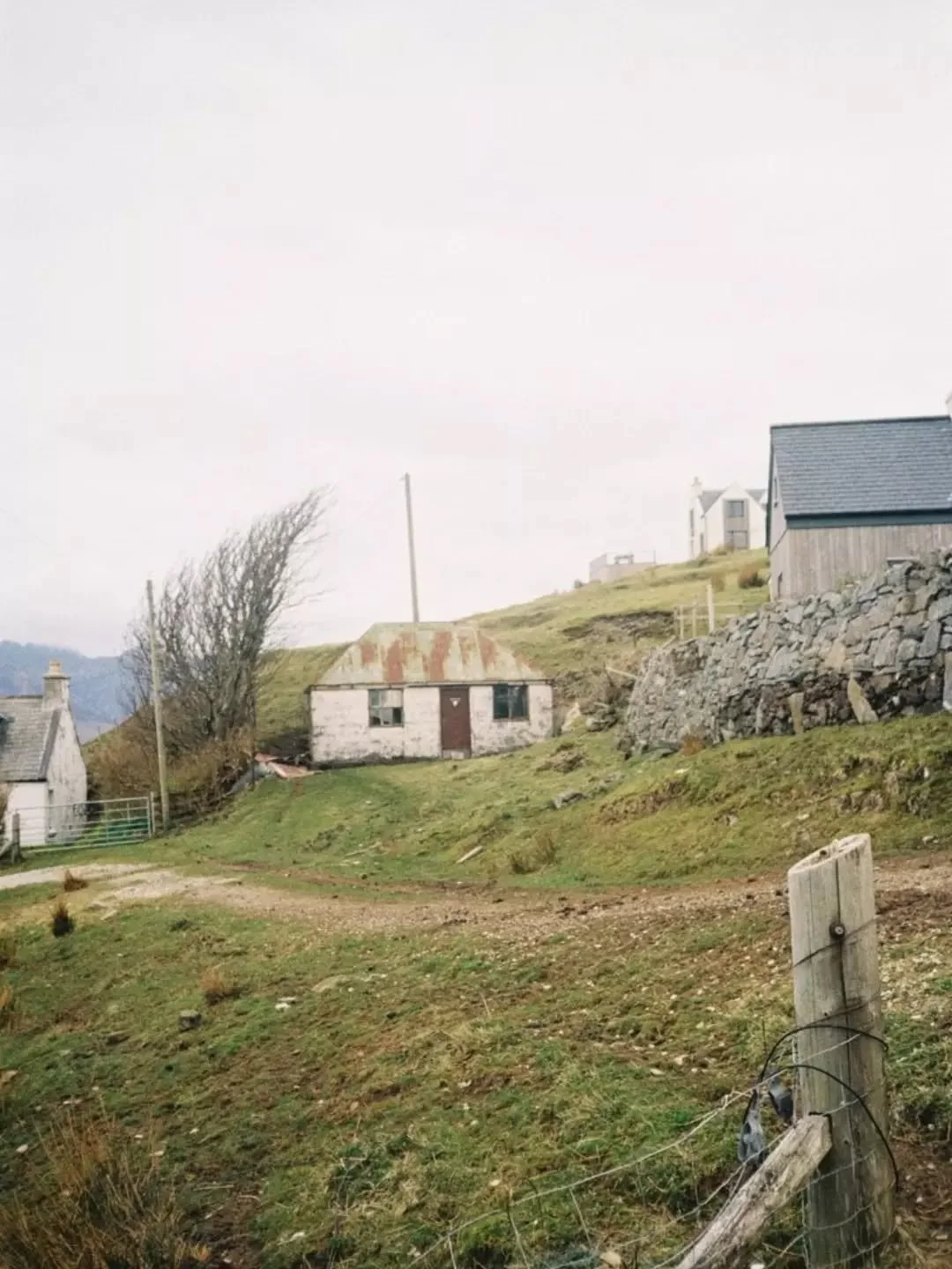 Spotted on the Isle of Skye - is it just me or would this make an adorable tin roof tiny home?!
Prints available on the Tin House Goods shop 🌿
#35km
