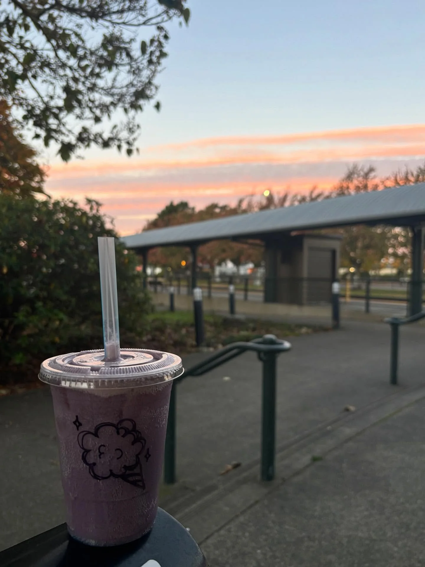 Match the sunrise with a cotton candy cream lotus - Blue lotus, blue raspberry and pomegranate flavoring, with cream! 🍭✨
☕️
☕️
☕️
☕️
#localcoffee #coffee #localcoffeeshop #independentcoffeeshop #coffeeshop #latte #lattwart #pnw #fairhaven #smallbusi