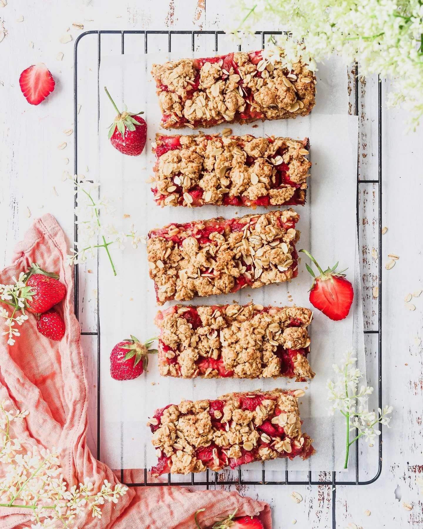 Now is the best time to head to your local strawberry farm to pick-your-own strawberries! 🍓

These gluten free Strawberry Rhubarb Crumble Bars are a quick and easy way to enjoy the taste of a crumble packaged as a bar.
🍓
🍓
🍓
Find the recipe in th