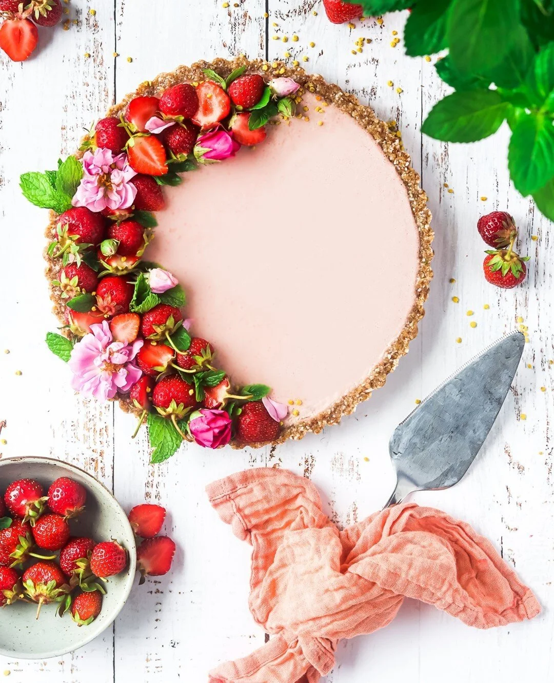 Strawberry Rose Tart ⁠
🌹⁠
I picked up these gorgeous edible flowers and fresh strawberries from @fieldofgreensmuskoka who told me an amazing story about the collection of roses, pansies and snapdragons from @sweetgatheringsfarm and I knew they neede