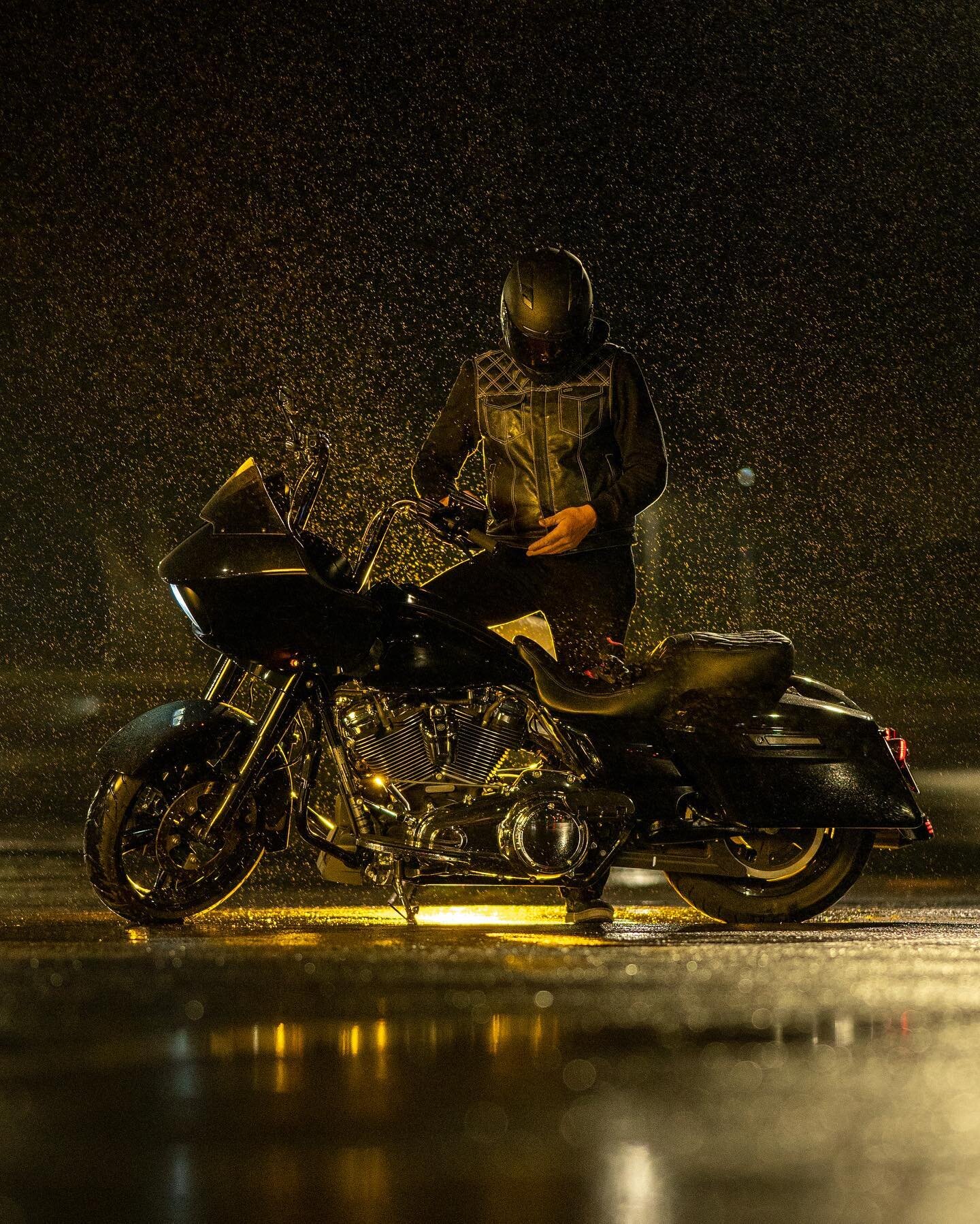Unpaid for special FX: Rain
Resulted in this dark night vibe thanks to @garetmclendon .
.
.
.
#moist #rainman #rainmakeswaterfalls #stormyweather #scvphotographer #scvnights #scvphotography #scv #661 #strobesnmore #harleydavidson #harley #bikenight #