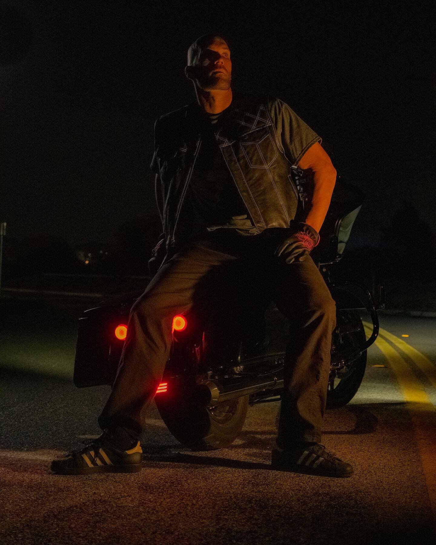 Renegade
.
.
.
#motorcycle #nightshoot  #rollingloud #latenights #2wheels #scv #antelopevalley #661 #bikes #nightsbikes #soldieroffortune #renegade #forbiddennights #cruising #harleylife #harleydavidson #burnoutking