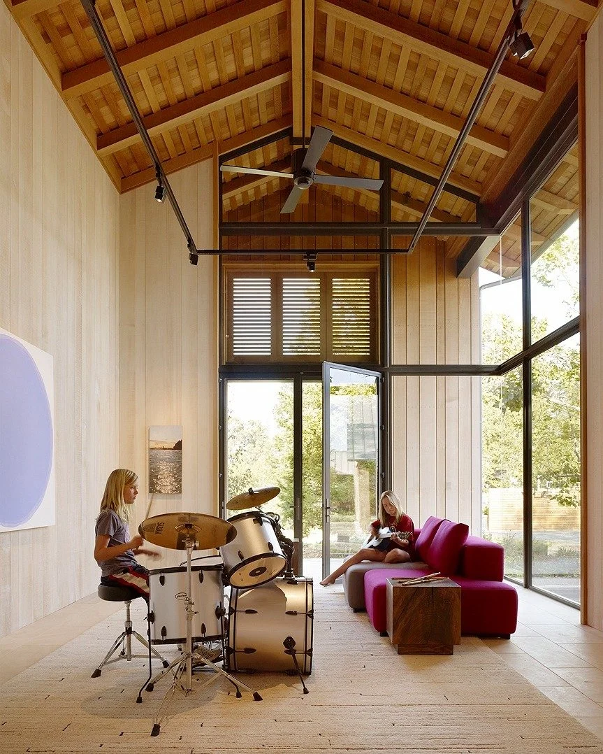 As the crisp autumn air settles in, we're reflecting on the serene beauty of our Silicon Valley Compound project, a collaboration with the brilliant minds at @walkerwarnerarchitects 🍂 

Our vision for this family retreat was to create a timeless san