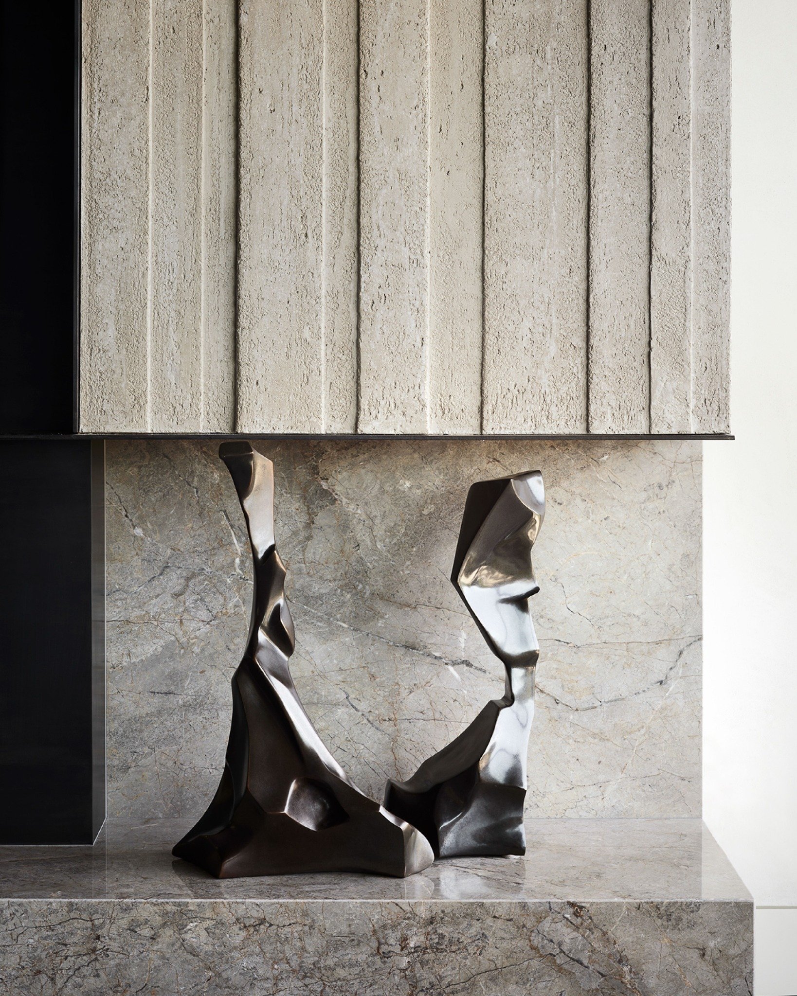 Sculpture, stone, and shadow&mdash;
a composition shaped by the earth itself.
Subtle. Grounded.
Beautiful in its simplicity.

#NapaValleyDesign #MaterialityMatters #ModernSculpture #ArchitectureAndArt #CaliforniaInteriors #DesignDetails #StagsLeapRes
