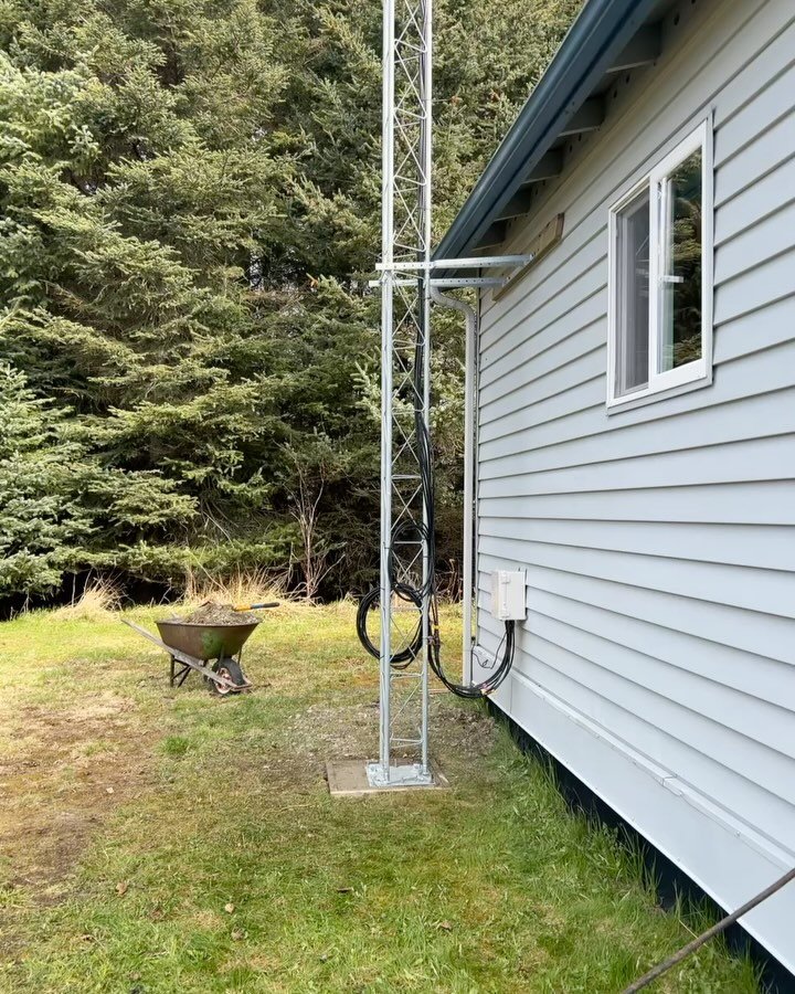 Our final #motus tower is up! We spent last week @kbnerr installing this one and enjoying the #kachemakbayshorebirdfestival ! The folks at the Kachemak Bay Reserve were brilliant, warm, and hospitable and super excited about this new addition to thei