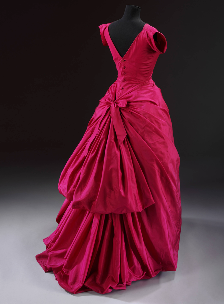 Evening dress by Balenciaga, 1954 ©Victoria and Albert Museum, London