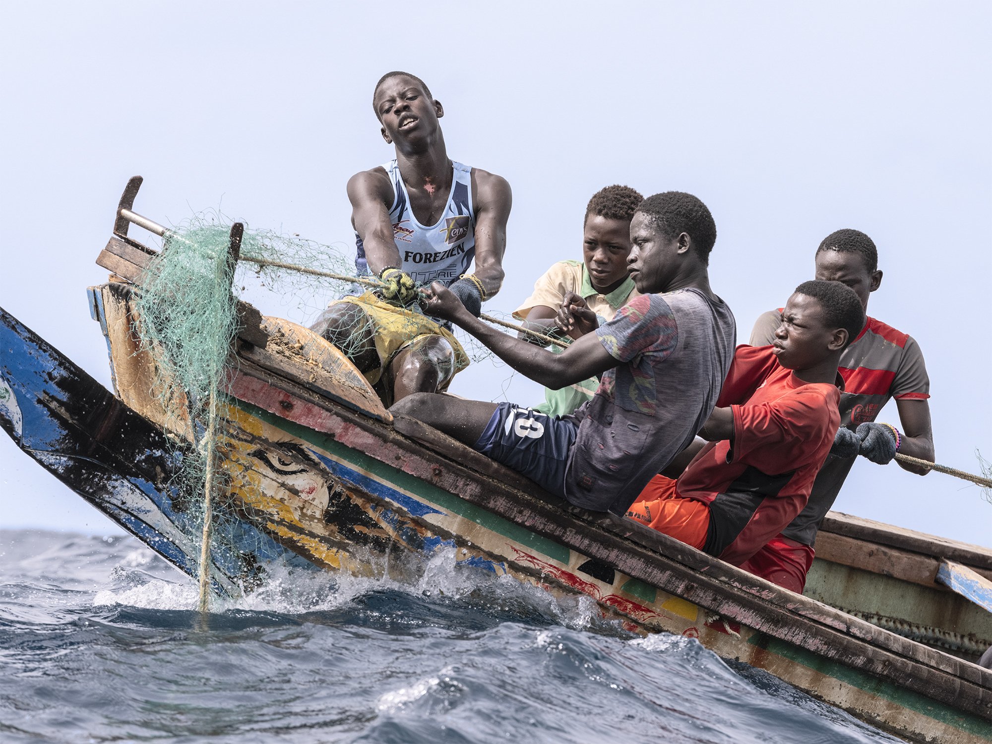 GOING FOR DEEP-SEA FISH -
Deep-sea netting is a physically demanding technique used to target deep-sea species. Aboard Ali’s pirogue, 5 teenagers are hauling-in a net from a depth of over 300 meters. Many of these teenagers have dropped-out of schoo