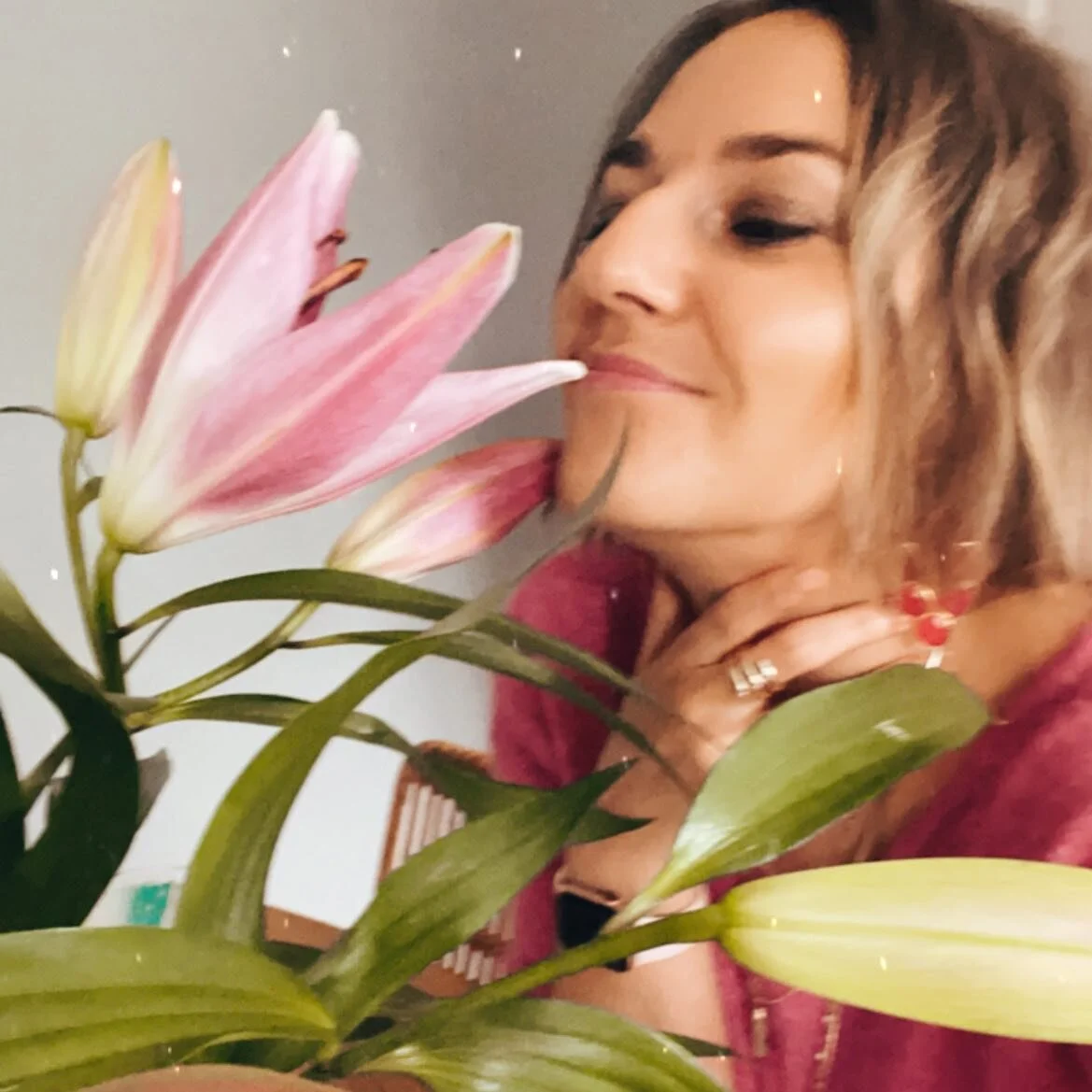 I believe in deep connections with life.
Authenticity 
Falling in love 
And the power of true connection.
I believe that we should chase our dreams and constantly align them to the pursuit of what we dream and of all the things we deserve but we