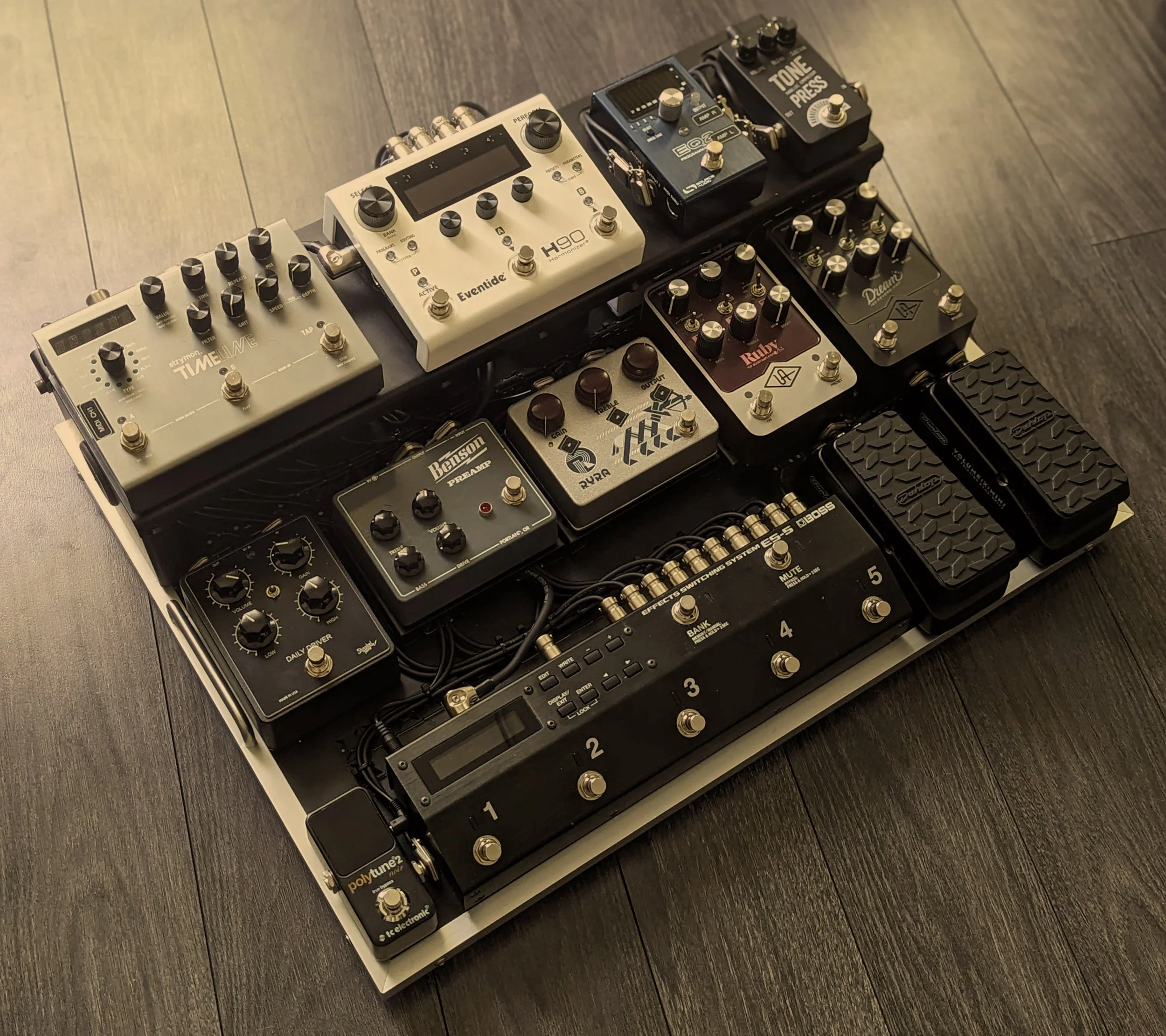 Stereo Fly-Rig — Custom Mogami wiring, dual Strymon power units, zero-noise signal path, custom buffer/patch bay integration.