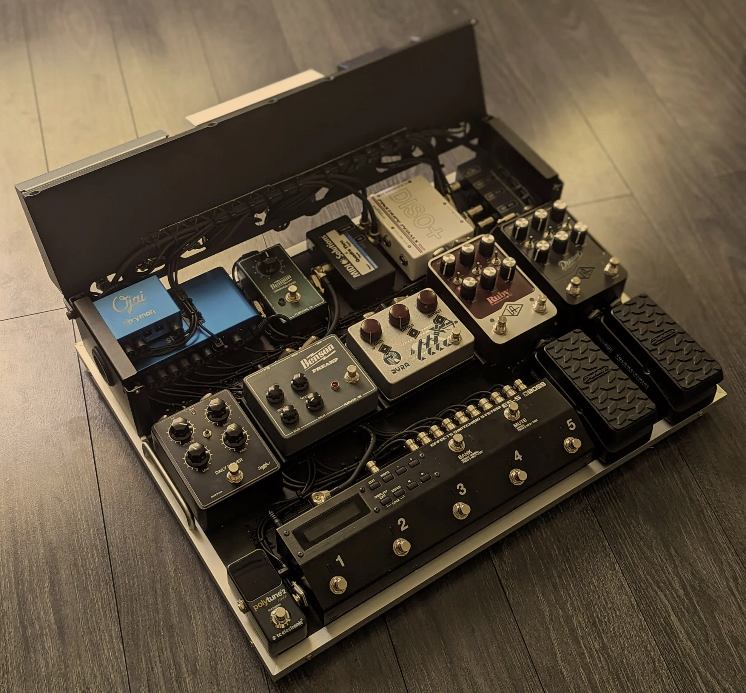 Stereo Fly-Rig — Custom Mogami wiring, dual Strymon power units, zero-noise signal path, custom buffer/patch bay integration.