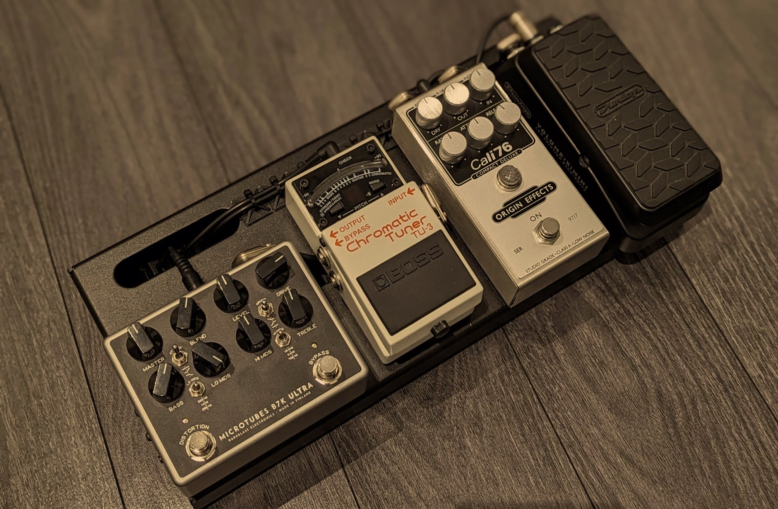 High-End Studio Bass Board — Precision build featuring a Darkglass Microtubes B7K Ultra preamp/DI, Origin Effects Cali76 Compact Deluxe compressor, and Dunlop Volume (X) Mini for ultimate low-end clarity and dynamic control.