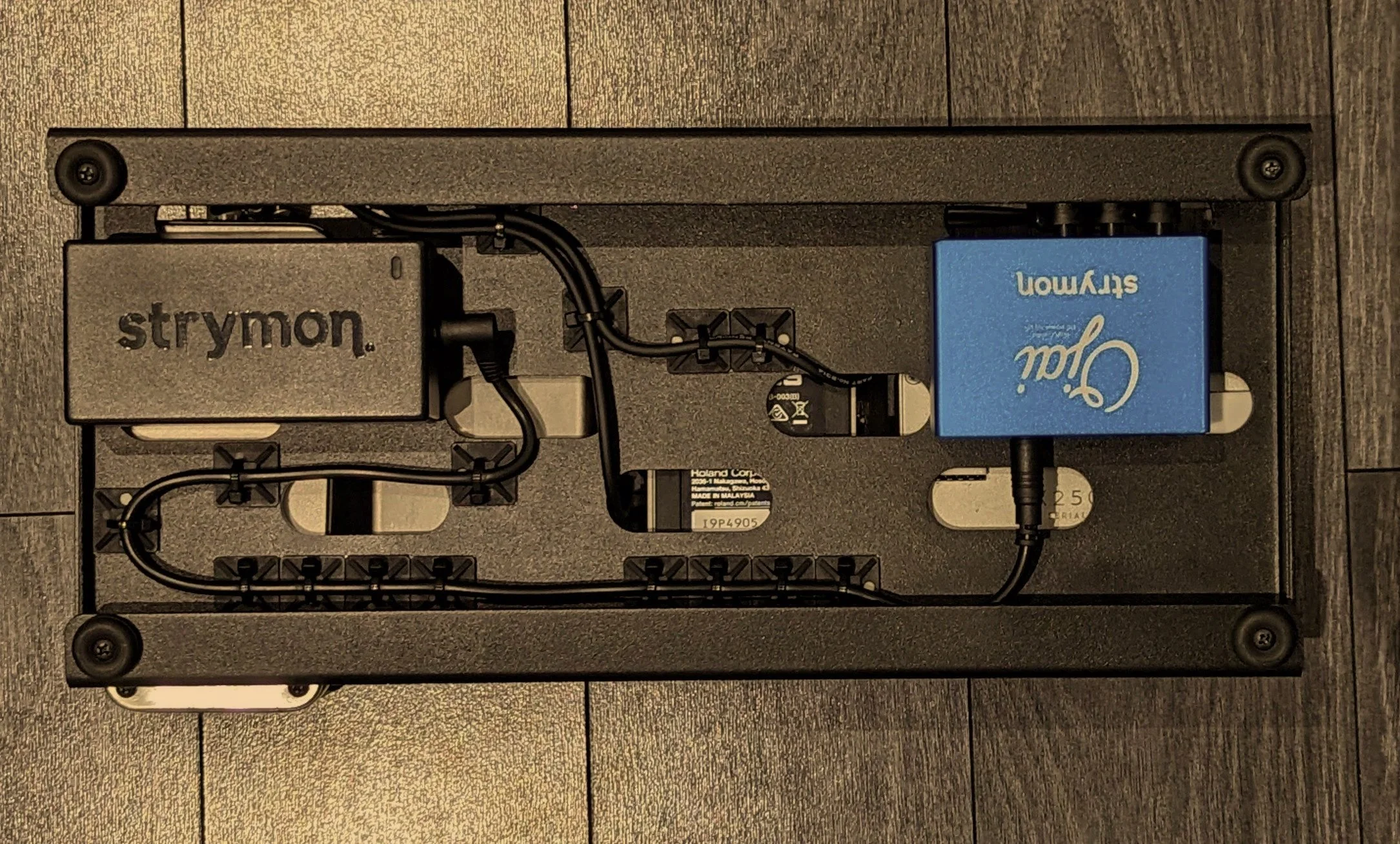 High-End Studio Bass Board — Precision build featuring a Darkglass Microtubes B7K Ultra preamp/DI, Origin Effects Cali76 Compact Deluxe compressor, and Dunlop Volume (X) Mini for ultimate low-end clarity and dynamic control.