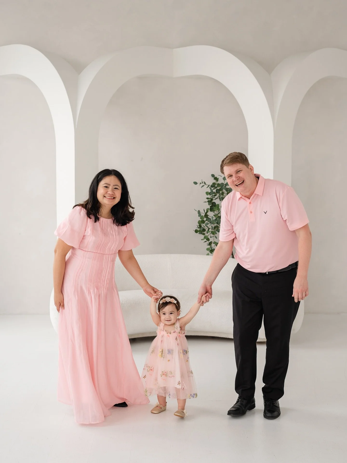 Three generations, one little princess 👑 
•
@mintroomstudios 
.
.
.
.
.
.
.
.
.
.
.
#familyphotoshoot #familyphotography #torontofamilyphotographer #torontofamilyphotography #gtafamilyphotographer #vaughanmoms #babyshower #babyshowerphotographe