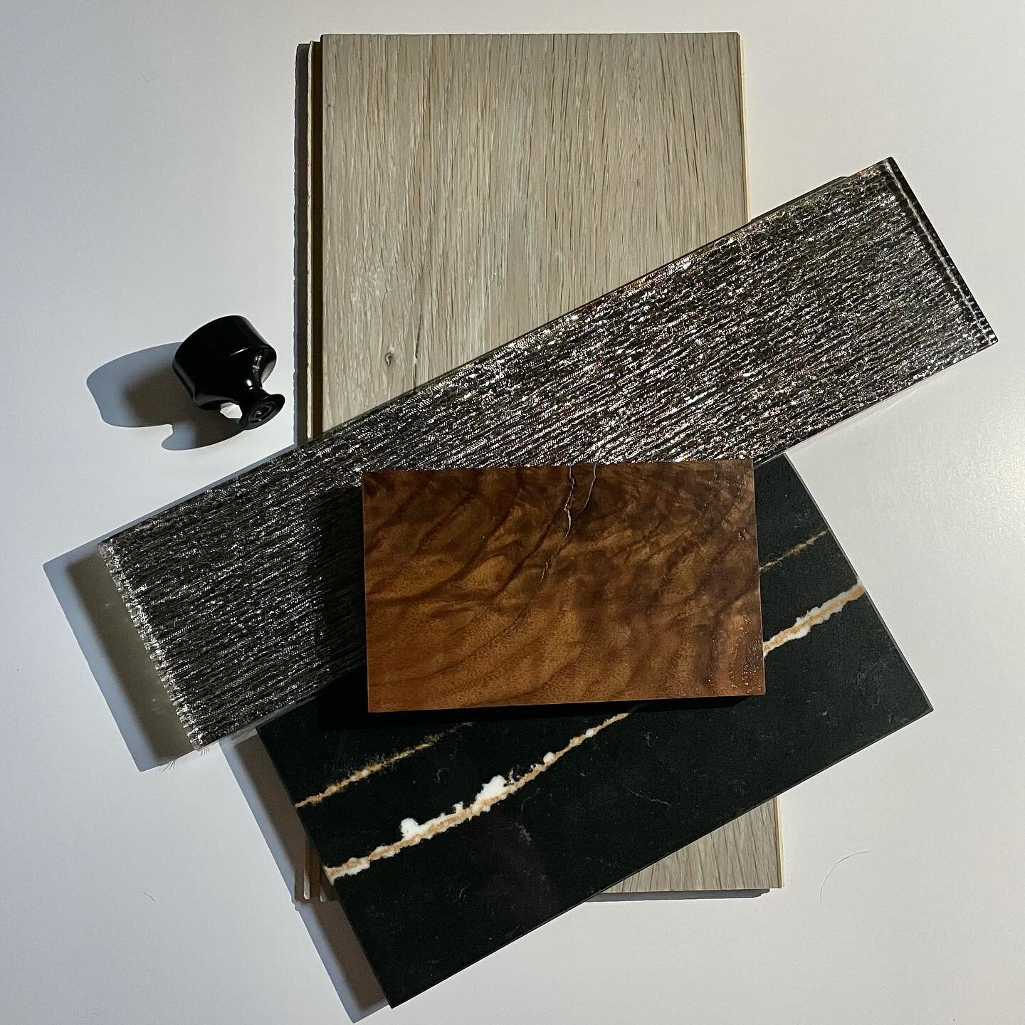 Happy #moodboardmonday! They say that backsplash is the jewelry of a kitchen. This sparkling beauty is sure to catch anyone&rsquo;s eye! Combined with a rich walnut &amp; dramatic quartz creates glamour yet sophistication. Who wants to see this in th