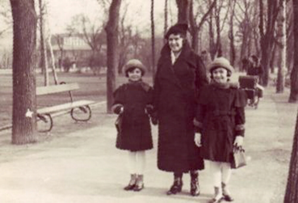 Vera and her mother Elsa and sister before the war