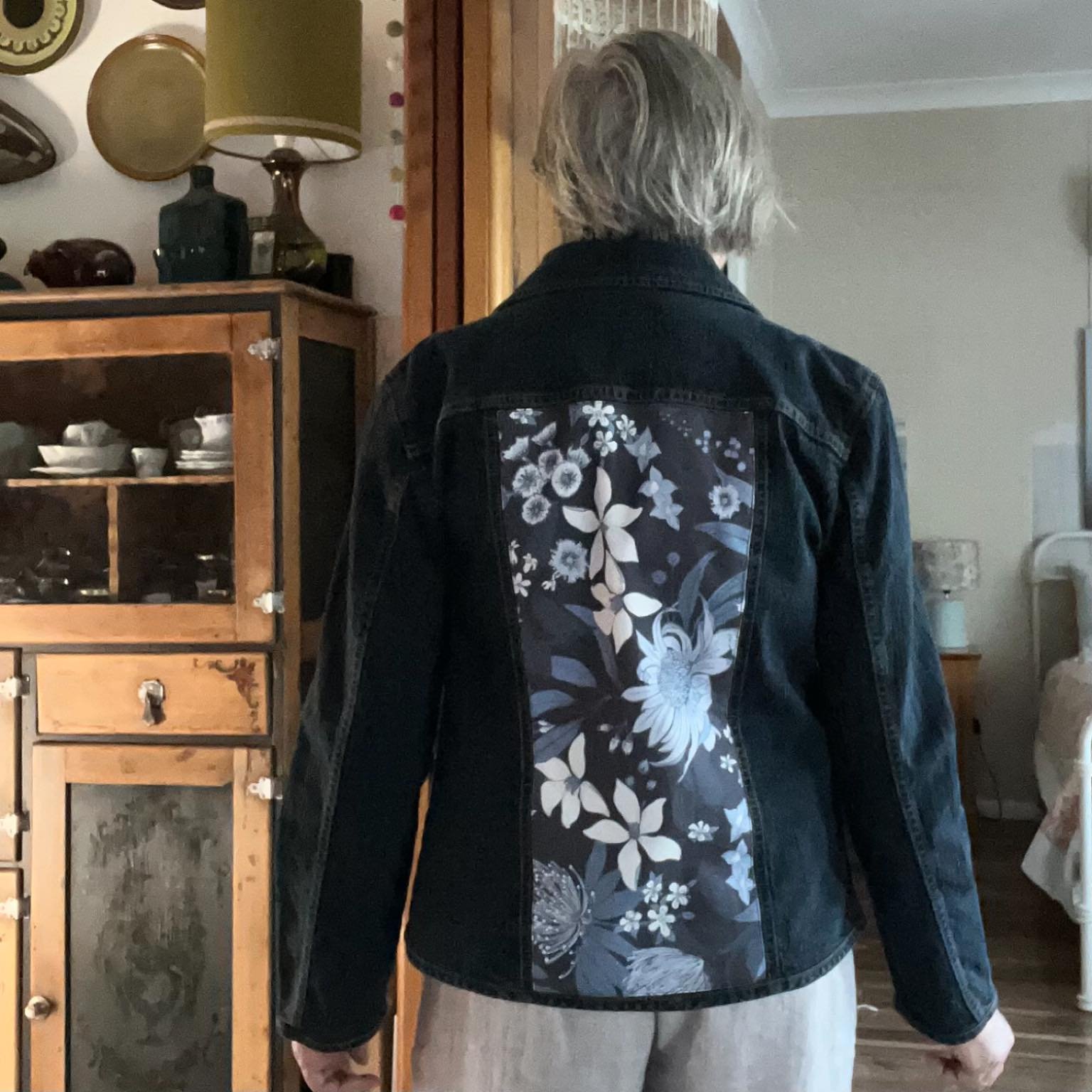 I zhuzhed my denim jacket! Want to give your jacket extra life, oomph and pizazz? 

Just ask me how, and I will do it for you. 

#zhuzhmyjacket #denim #jacket #upcycle #makersspacedunedoo #studioonwhiteley
