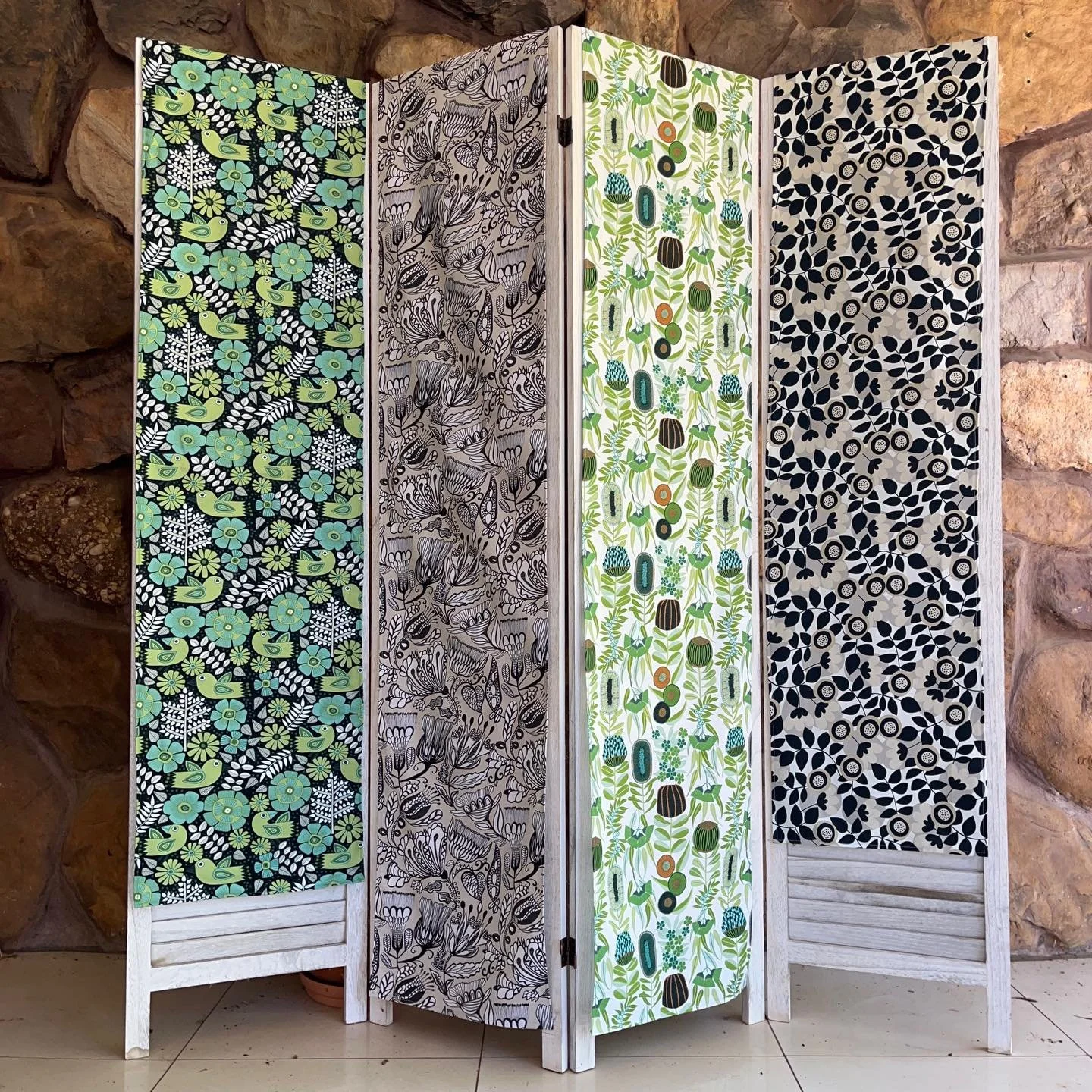 👀 LOOK 👀 Christmas gift idea #1 from Makers Space. Make your table a happy place! 

Table runners in new fabric designs, ready for the next @mudgee2850market, on Saturday November 22 AND Saturday November 29 AND Dunedoo Made &lsquo;n&rsquo; Grown M