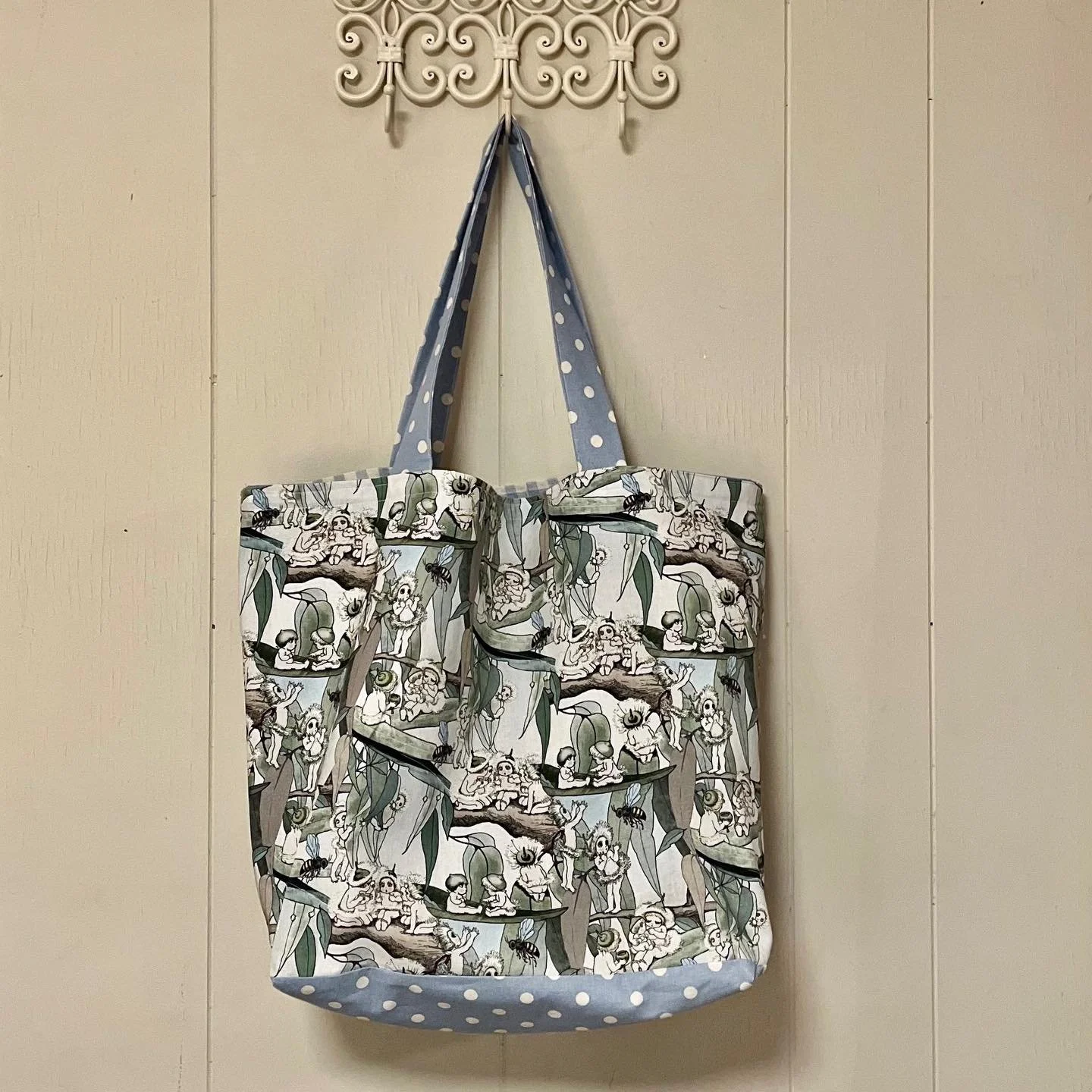 👀 LOOK 👀 Christmas gift idea #2 from Makers Space, available at our last four markets in 2025

Hot of the Janome - this one is made from rescued remnants, it is adorable, it is reversible, and it&rsquo;s Totally Totes! 

Mudgee 2850 Market @mudgee2