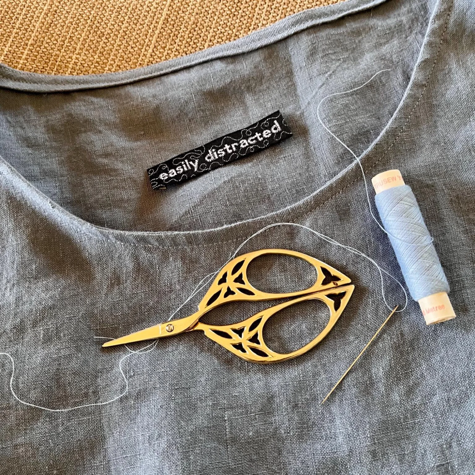 My friend Michelle knows me well.

When she gifted this fabric to sew something with, she also included this little label to stitch onto whatever I made! 🧵🪡 

Handmade #slowcothing is definitely slow when you are #easilydistracted 🤷🏼&zwj;♀️ 

Lab