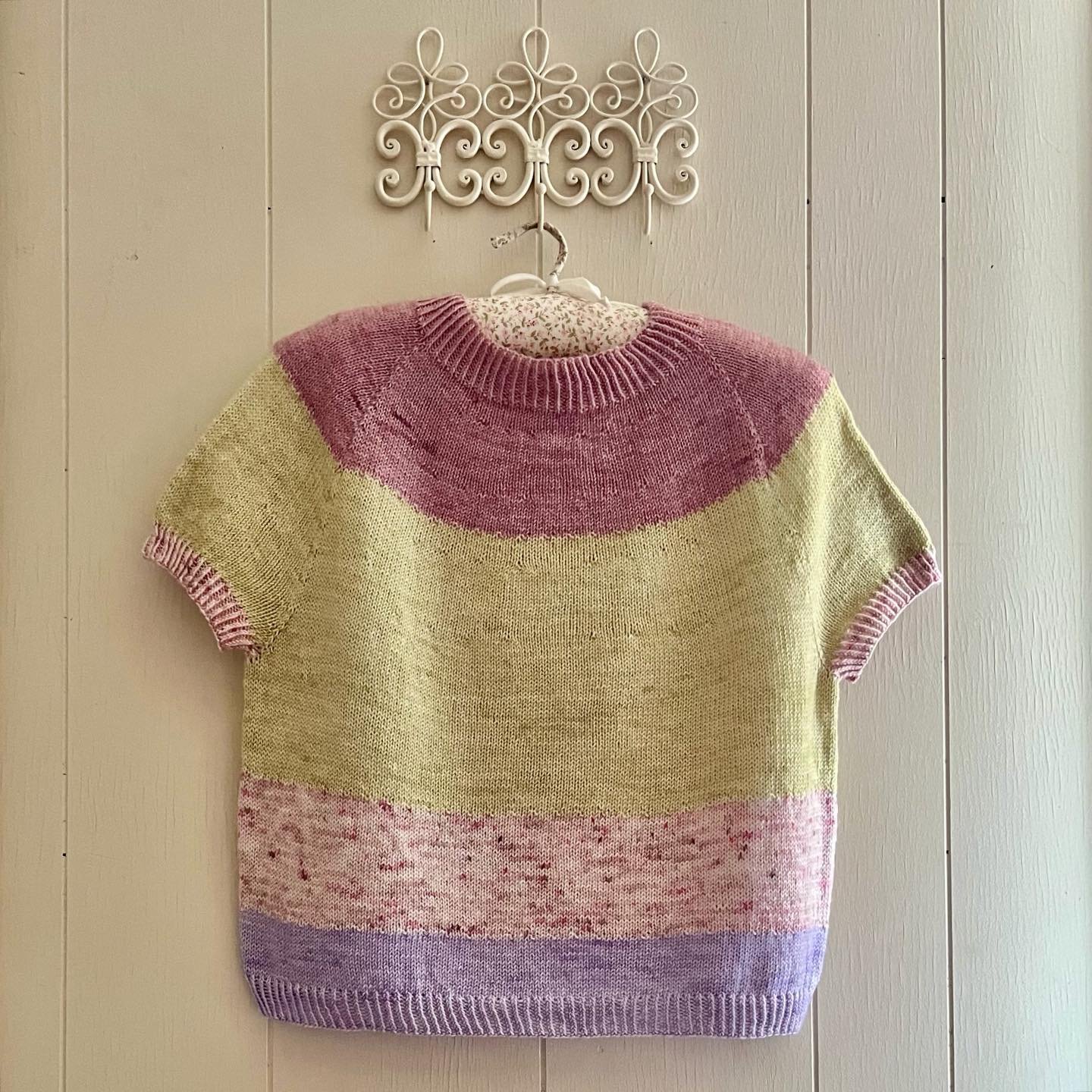 Slow fashion ~ it took me six months to finish, but, finally, here is my #handknitted &lsquo;Spring Garden&rsquo; tee shirt ~ just in time for Autumn! 

Pattern: Notice (Spring) by @ankestrick 
Yarn: Super Soft Sock but @fiber_lily 

#annesfinishedpr