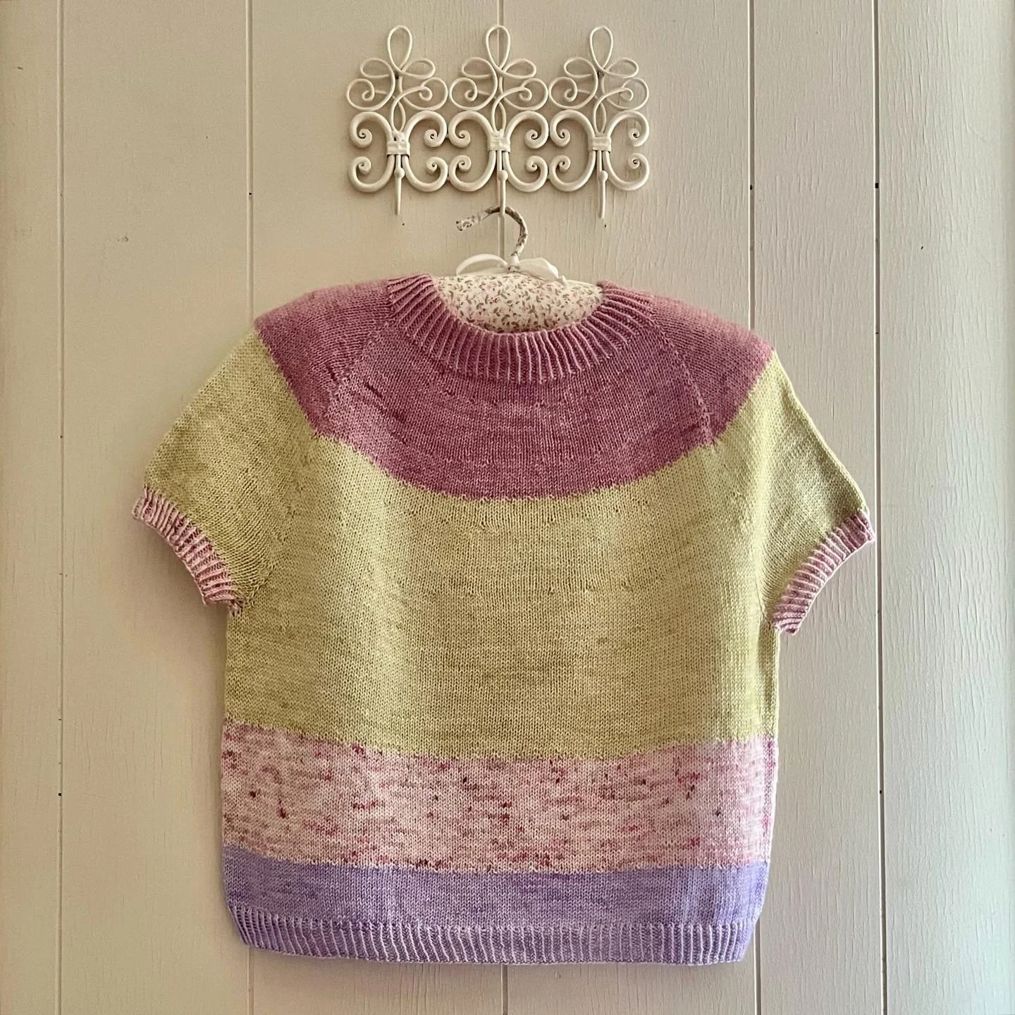 Slow fashion ~ it took me six months to finish, but, finally, here is my #handknitted &lsquo;Spring Garden&rsquo; tee shirt ~ just in time for Autumn! 

Pattern: Notice (Spring) by @ankestrick 
Yarn: Super Soft Sock by @fiber_lily 

#annesfinishedpro