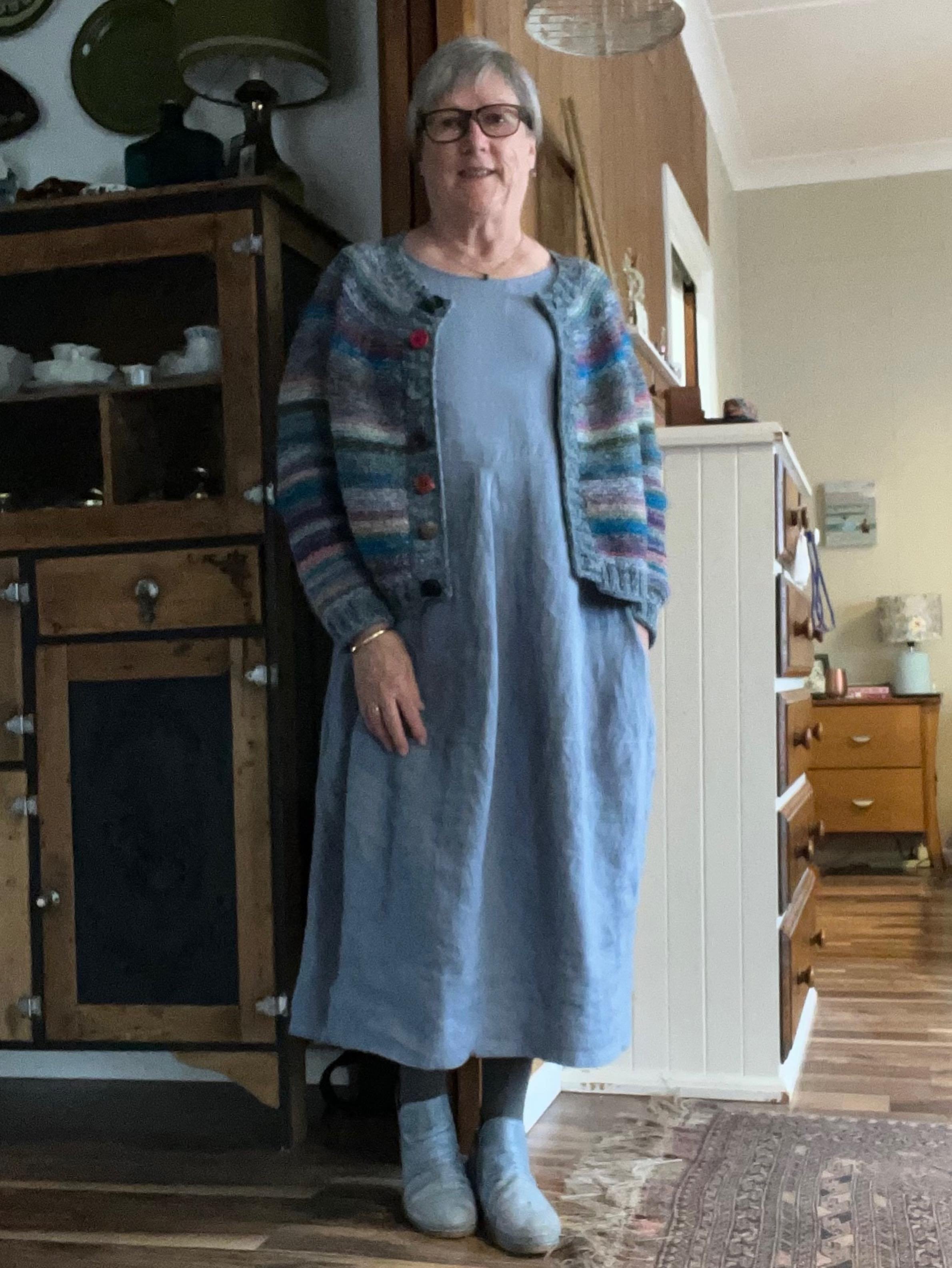 Me Made May 2026 #3 &amp; #4 ~ Today the weather is much cooler and my linen Eva dress becomes cross seasonal, with the addition of my Garter Marler cardigan, tights and boots. I love this combo!

🧵 Eva Dress pattern by @tessutifabrics ~ made from a