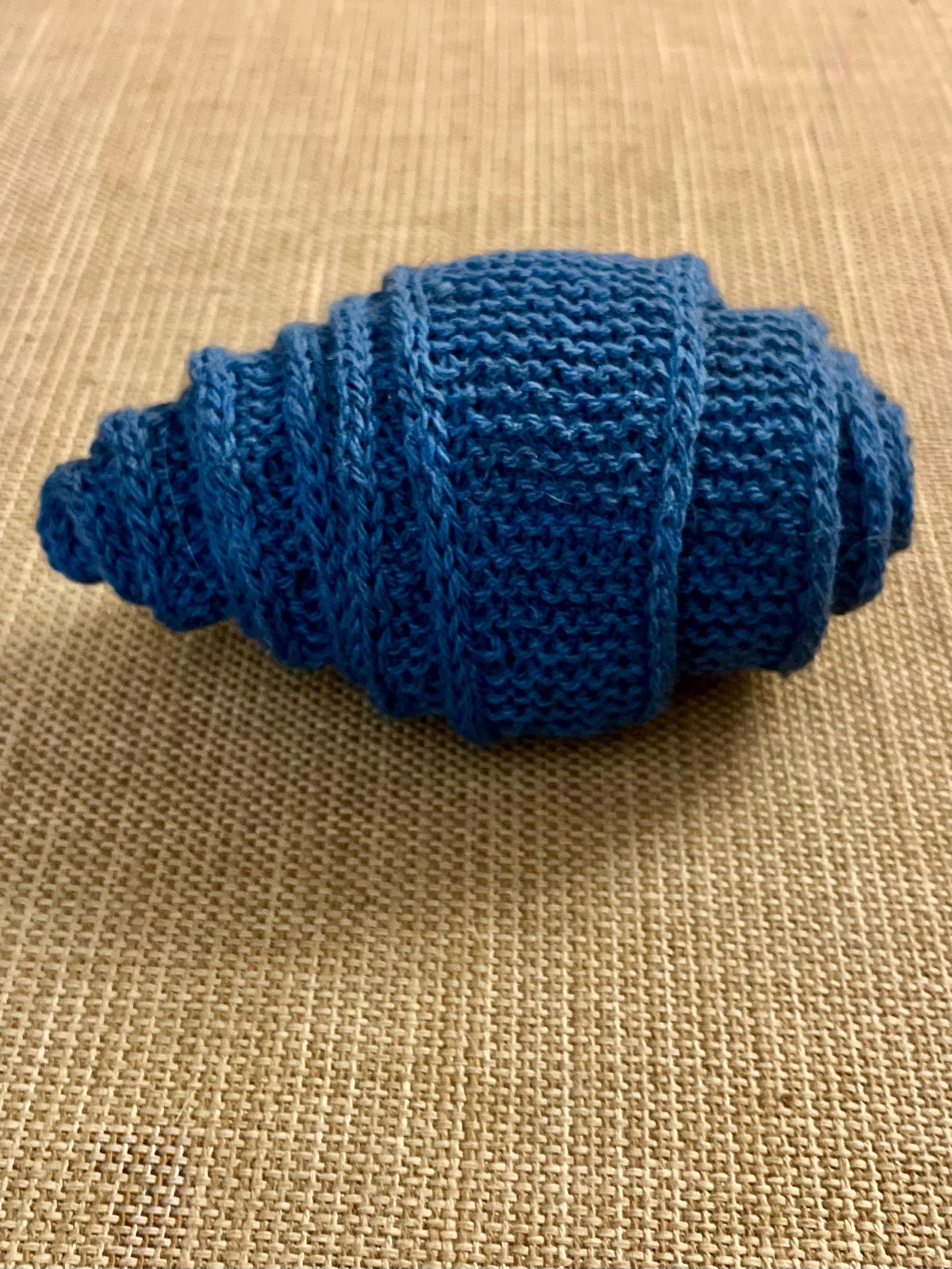 Is it a blue croissant? No, it&rsquo;s a win for me with this quick #handknit #fridayfinishedproject scarf, worn two ways. So 💙 squishy and warm 💙

Pattern ~ #sophiescarf

🧶 ~ #mondim by @retrosariarosapomar 

#annemadeatmakersspace