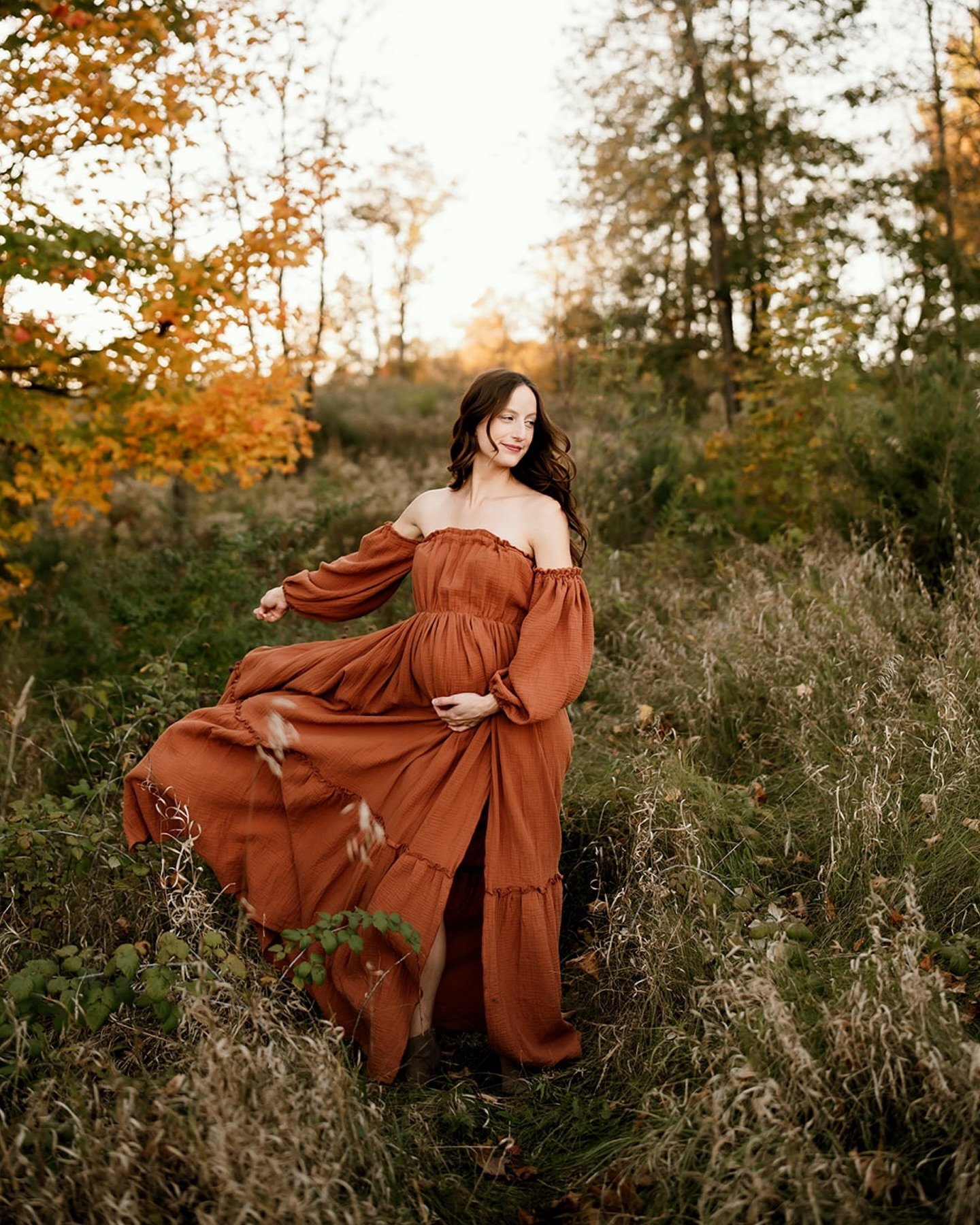 Momma and her girlies 🤍

#fallmaternity #maternityphotography #maternity