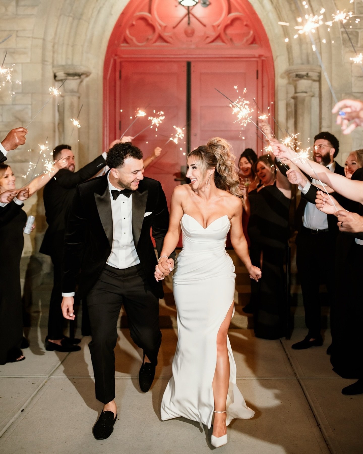 Even with 15 slides I feel like this such a small little glimpse into Corissa and Cordell&rsquo;s day! 

Vendors:  @stjames1868 
@janekellyfloral 
Videographer: @cleecreations 
@janehillbridal 
@nl_suits 
@sazshospitalitygroup 
@simmas_bakery 
@sound