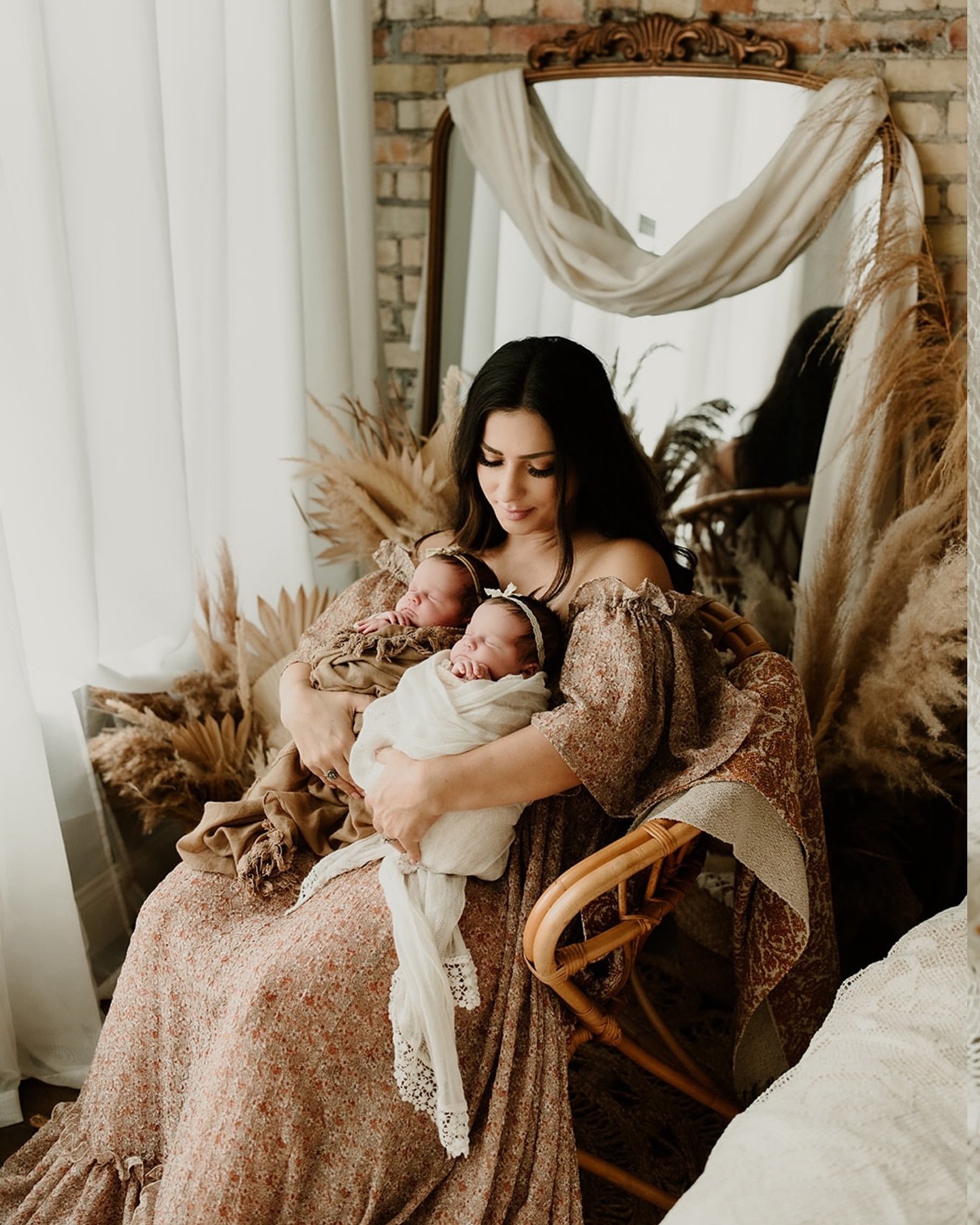 November so far has been the month of babies and Im loving it so much! Even better when I get to see past newborns welcome their new siblings. 🤍

Twins Session
Twin Girls
Twin newborn Photography