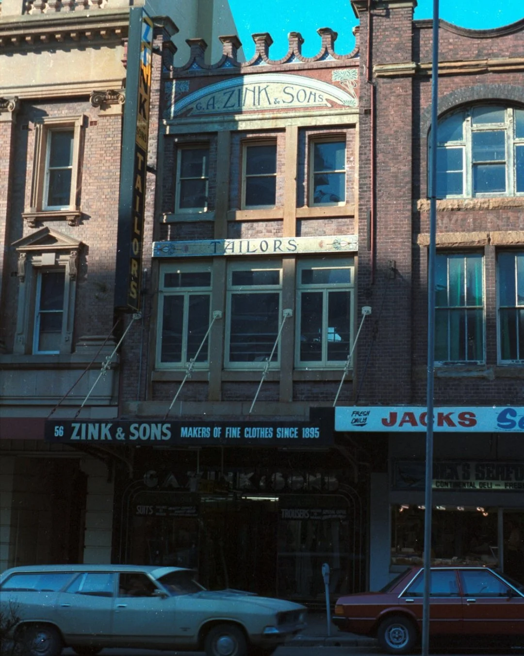 Oxford Street, 1982.
The Zink &amp; Sons fa&ccedil;ade much as it remains today, a familiar sight for generations of those who appreciate fine tailoring.

#SydneyTailor #BespokeTailoring #RetroSydney #HeritageStyle #Darlinghurst #SydneyHeritage #ArtD