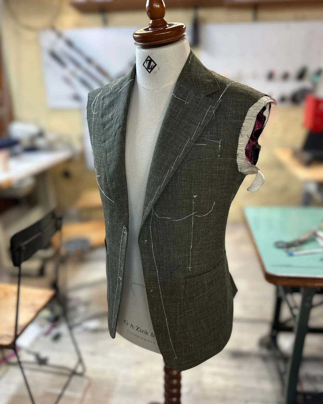 Craftsmanship in every stage, from first stitches to final fit.
Featuring a wool, linen, and silk cloth by @loropiana 

#BespokeTailoring #SydneyTailor #LoroPiana #SydneyBespoke #MensTailoring #BespokeSuit #ZinkandSons