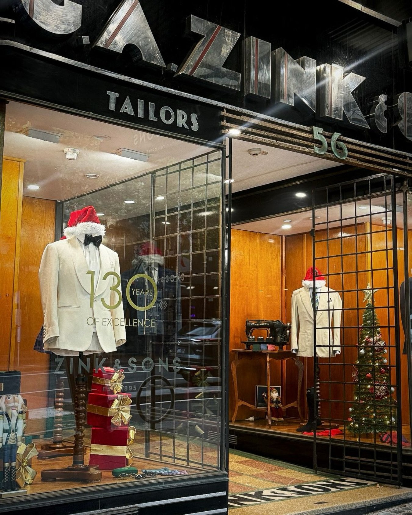 A touch of Christmas at Zink &amp; Sons.
The festive season is officially here 🎄

#SydneyTailor #OxfordStreet #SydneyChristmas #FestiveSeason #SydneyStyle #ArtDecoStyle #ZinkandSons