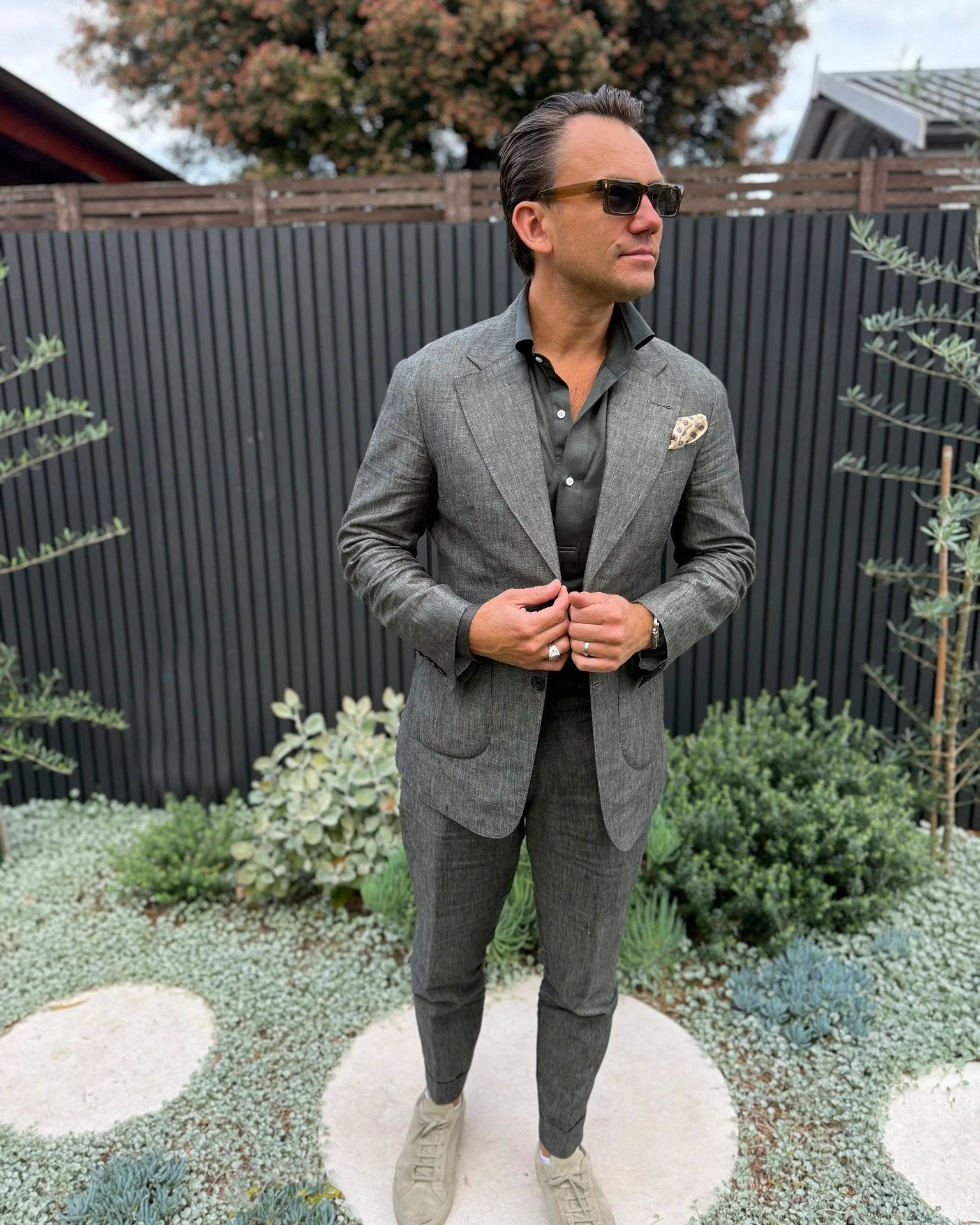 Lightweight tailoring for Sydney summer. 
Daniel wears a green linen blend suit with a tailored Zink polo cut in @loropiana -offering breathable comfort without compromising style.

#SydneyTailor #Bespoke #LinenSuit #SummerStyle #MensStyle #SydneySty