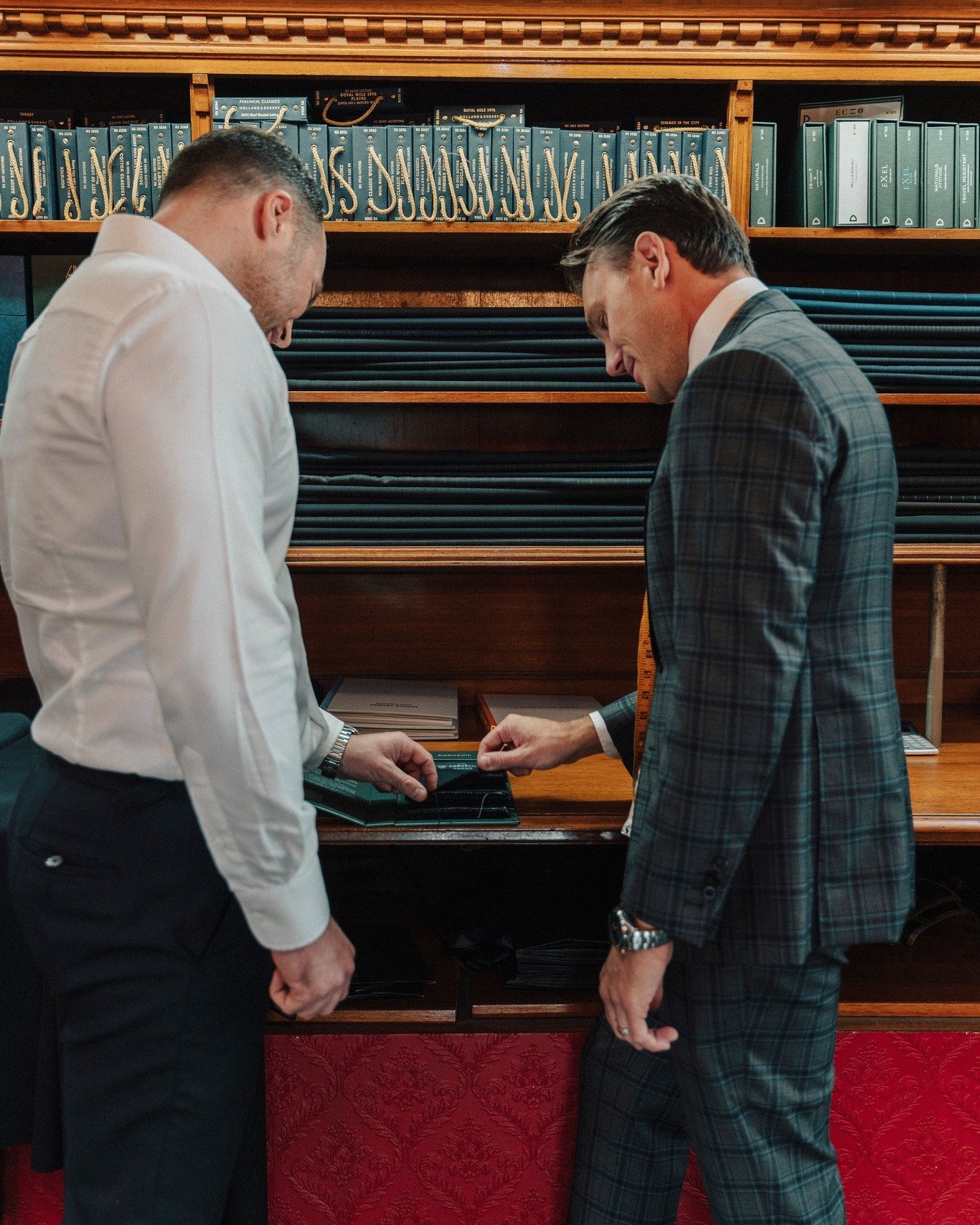From first measure to final detail.
Cloth selection, considered details, and a whiskey at the bar to finish.

#SydneyTailor #Bespoke #BespokeTailoring #LuxuryMenswear #OxfordStreet #BespokeExperience #ZinkandSons