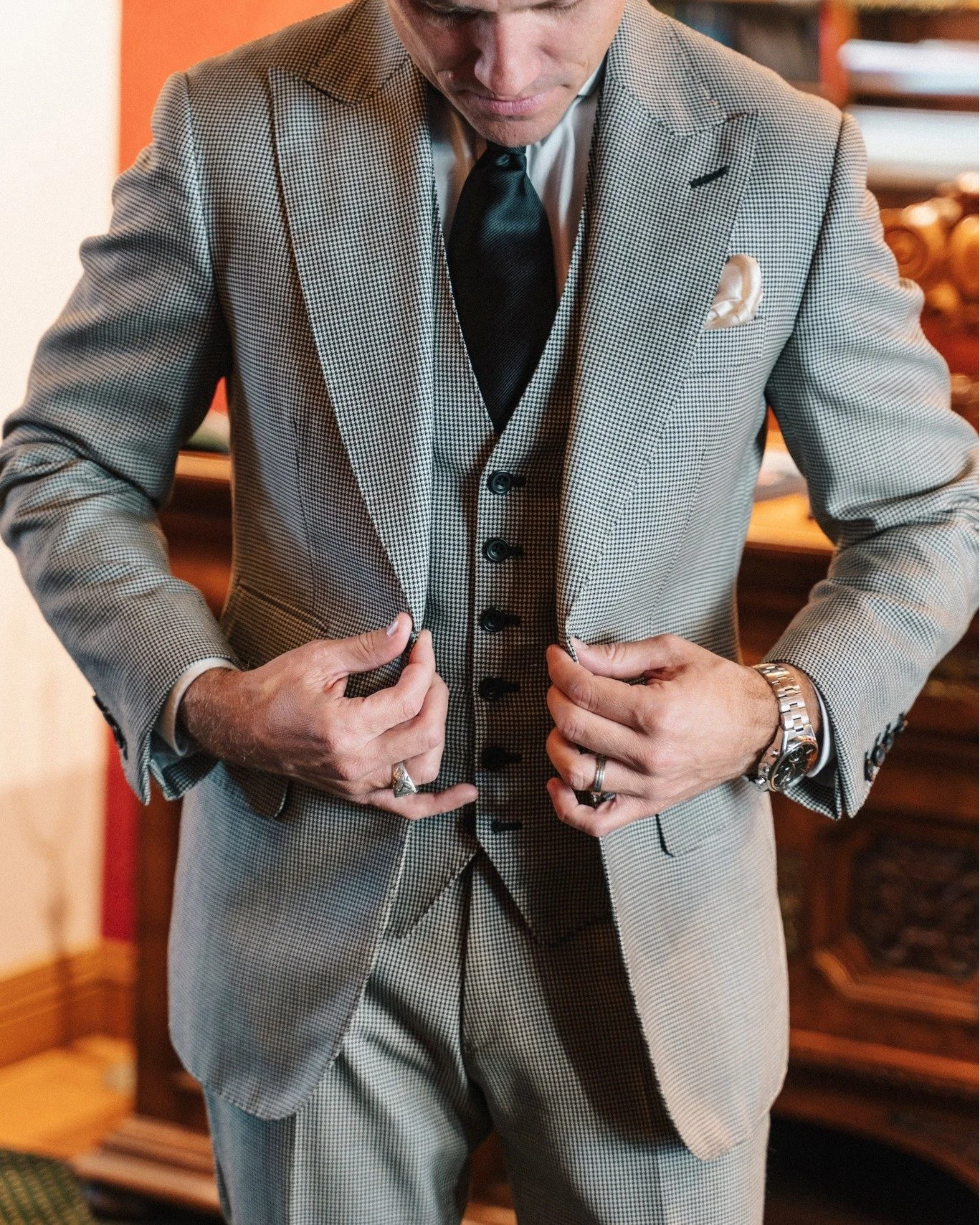 Hard to go past a three-piece.
A classic houndstooth in medium-weight pure wool, finished with a tailored waistcoat.
Cloth by @huddersfieldfineworsteds 

#TailorSydney #BespokeTailoring #ThreePieceSuit #HoundstoothSuit  #ZinkAndSons