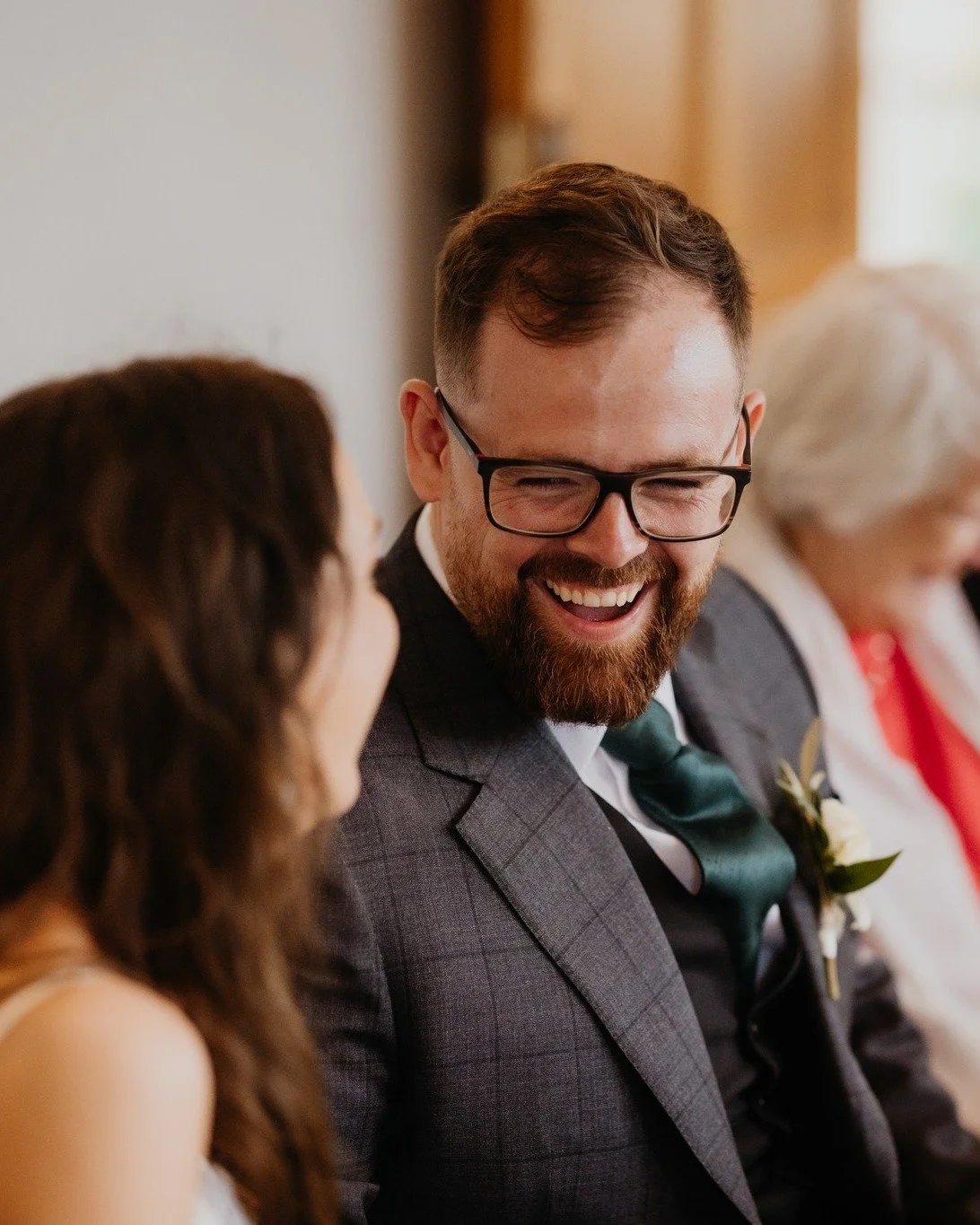 David on his wedding day.
A three piece suit cut in grey check by @huddersfieldfineworsteds, finished with a black waistcoat for subtle contrast and depth.

#TailorSydney #GroomStyle #WeddingTailoring #BespokeSuit #ZinkAndSons