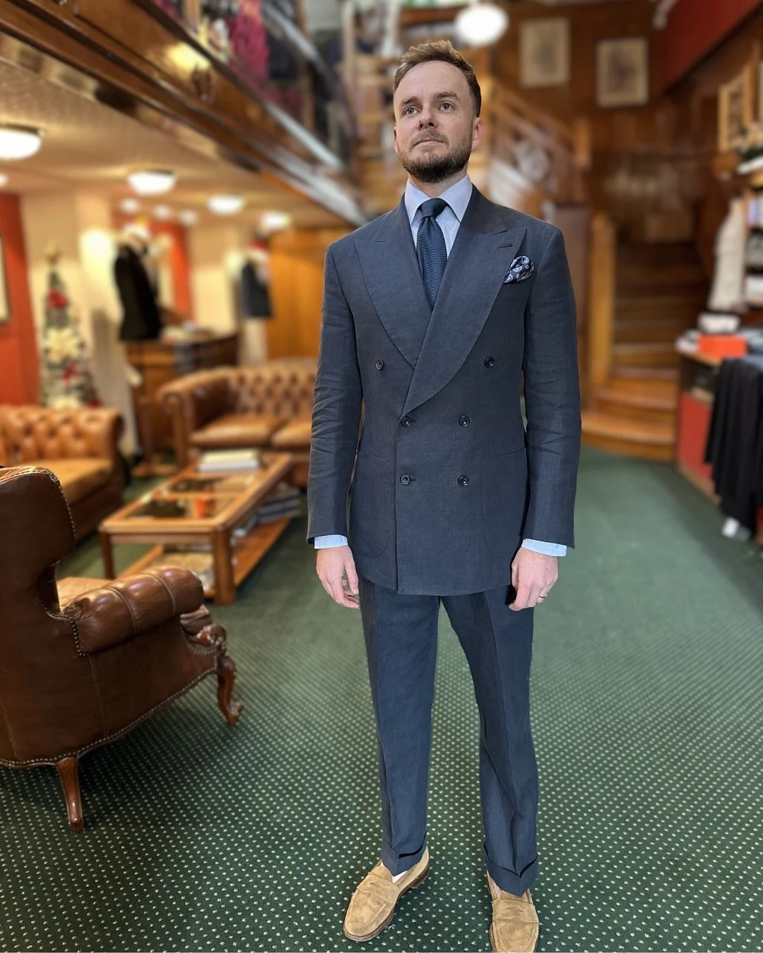 Final fitting for James. 
Double breasted 2x6 with sweeping extra wide curved peak lapels, tailored in pure @caccioppoli1920 linen. 
Confident, strong in silhouette.

#TailorSydney #BespokeTailoring #DoubleBreastedSuit #BespokeSydney #ZinkAndSons