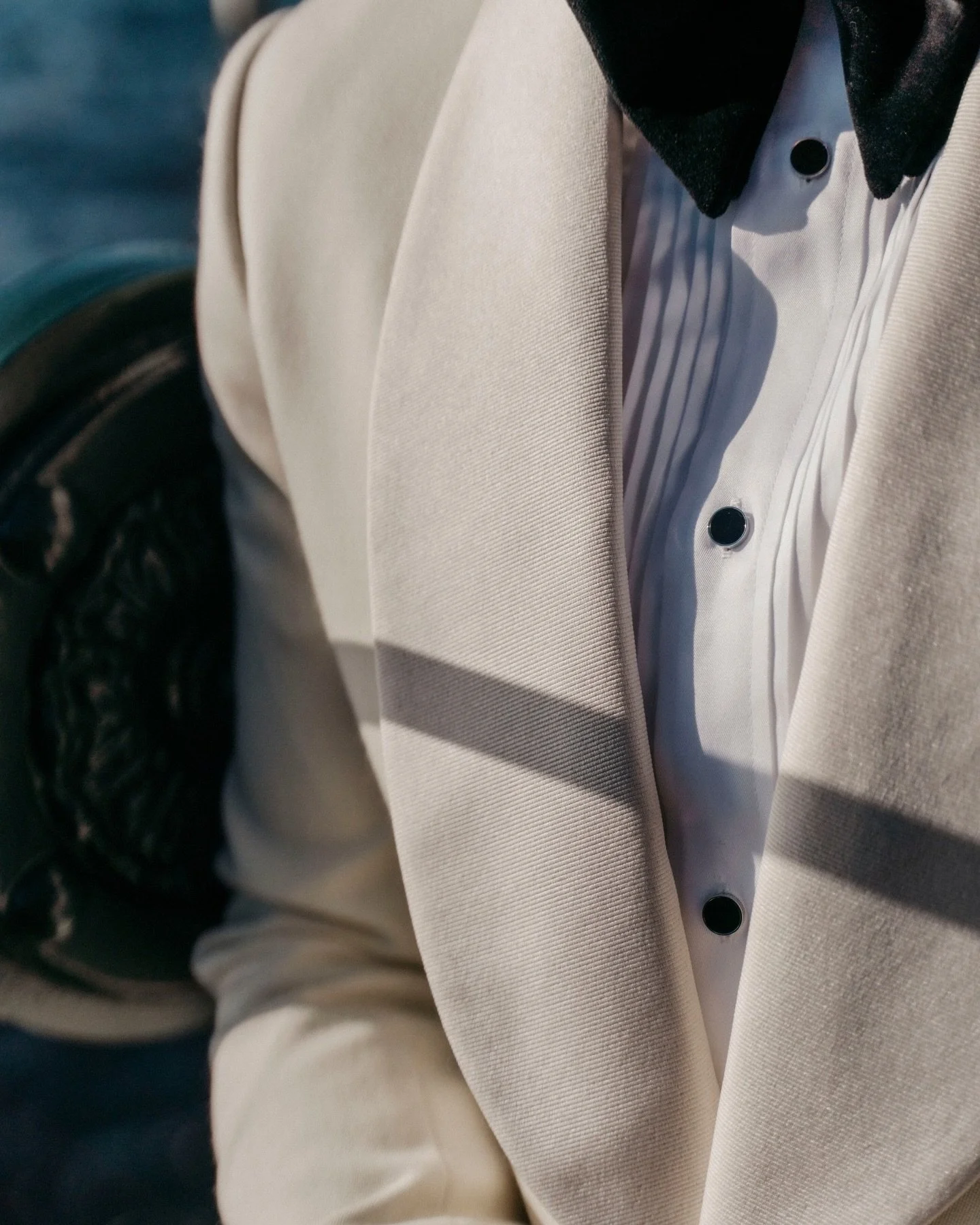 Craftsmanship defined by the finer details.

Daniel wears a bespoke ivory dinner jacket cut from ivory barathea cloth by @hollandandsherryapparel finished with ivory silk grosgrain shawl lapels. A single-breasted, one-button design.

#TailorSydney #B