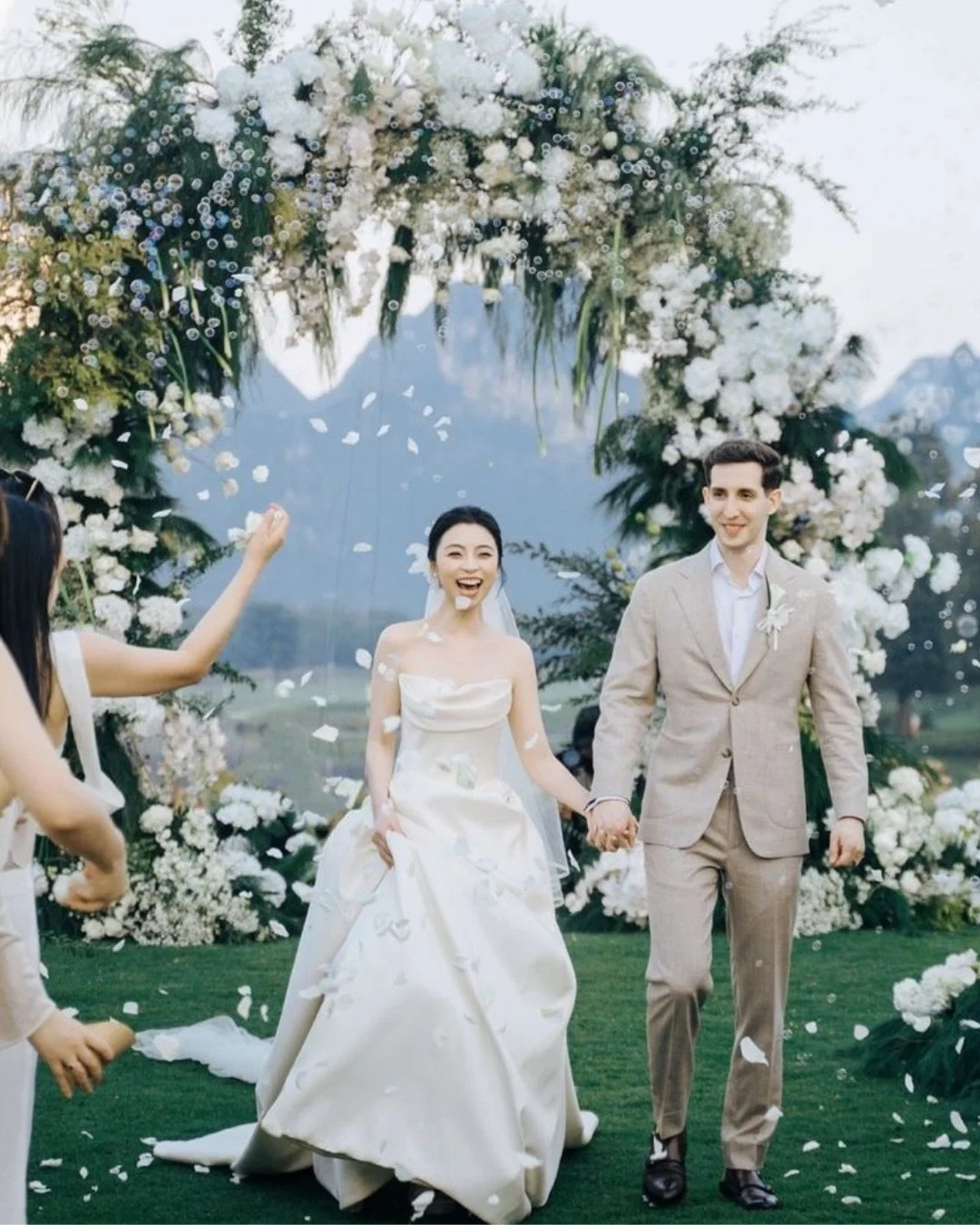 A striking setting for Sam&rsquo;s wedding day in China.

Wool, linen and silk by @caccioppoli1920, tailored with a soft construction and patch pockets.
A natural fit for a summer wedding.

#WeddingTailoring #SummerWeddingStyle #BespokeSuit #TailorSy