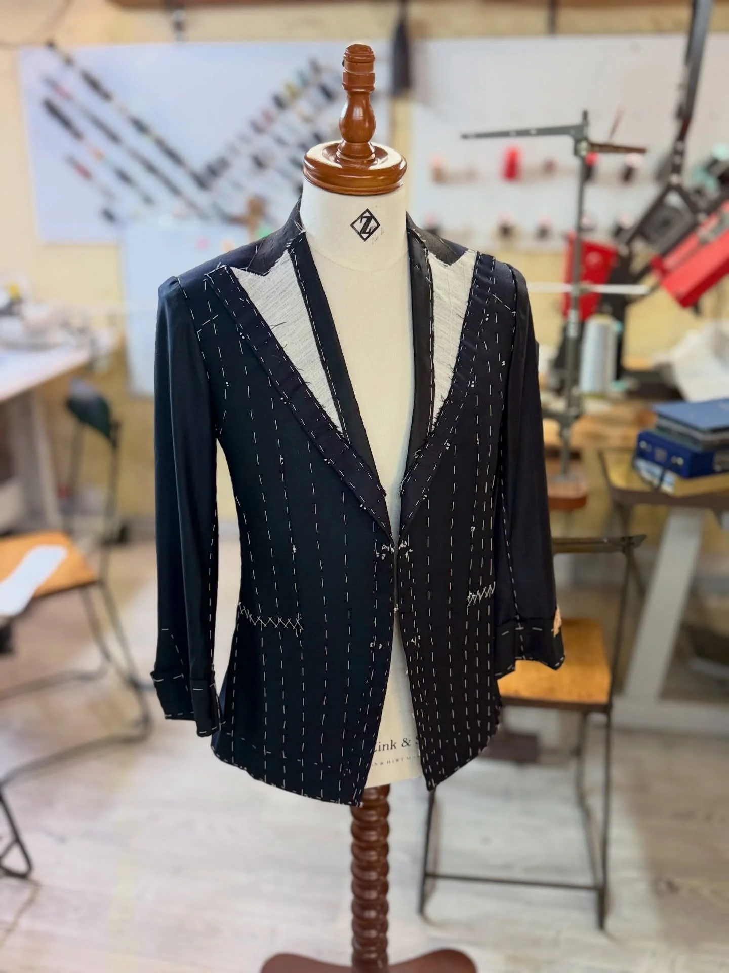 Full bespoke baste fitting.
Where craftsmanship reveals itself, every detail and proportion considered in Super 150s @loropiana 

#FullBespoke #BespokeTailoring #BasteFitting #LoroPiana #TailorSydney